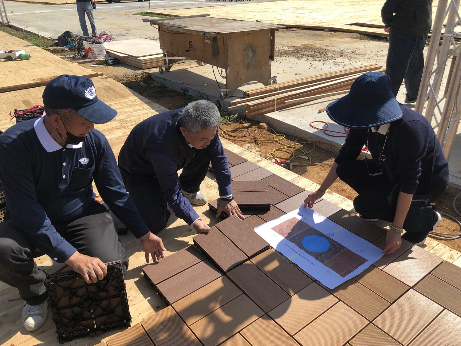 慈濟基金會應臺中市政府之邀，在后里森林園區「A11好神宗教燈區」設置展位。展區地板用廢棄紡織品製成的環保塑木鋪設，讓資源循環利用。
