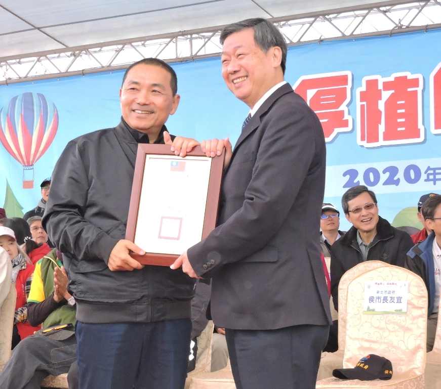 侯友宜市長一一向無私奉獻、投身防救災工作的志工團體慰勉致意，慈濟基金會慈發處呂芳川主任代表慈濟接受感謝狀。