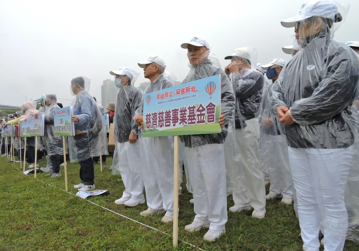 包含慈濟等來自宗教、企業、社區等多個民間團體，萬名志工集結板橋浮洲藝術河濱公園誓師。