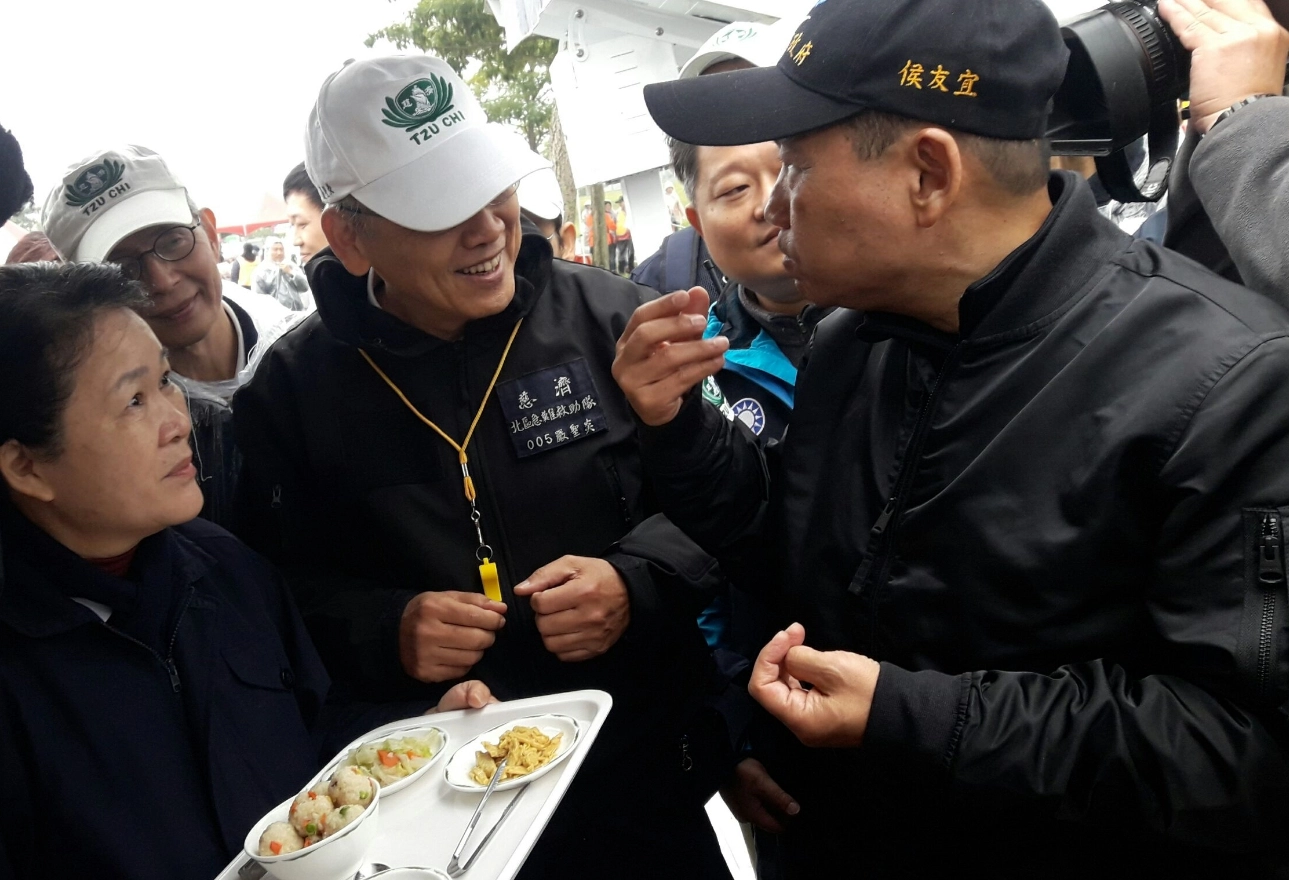 新北市長侯友宜在「行動廚房」區域，親嚐現場志工烹煮香積飯等模擬賑災的飯菜，讚嘆慈悲智慧與科技人文的結合，給予高度肯定。