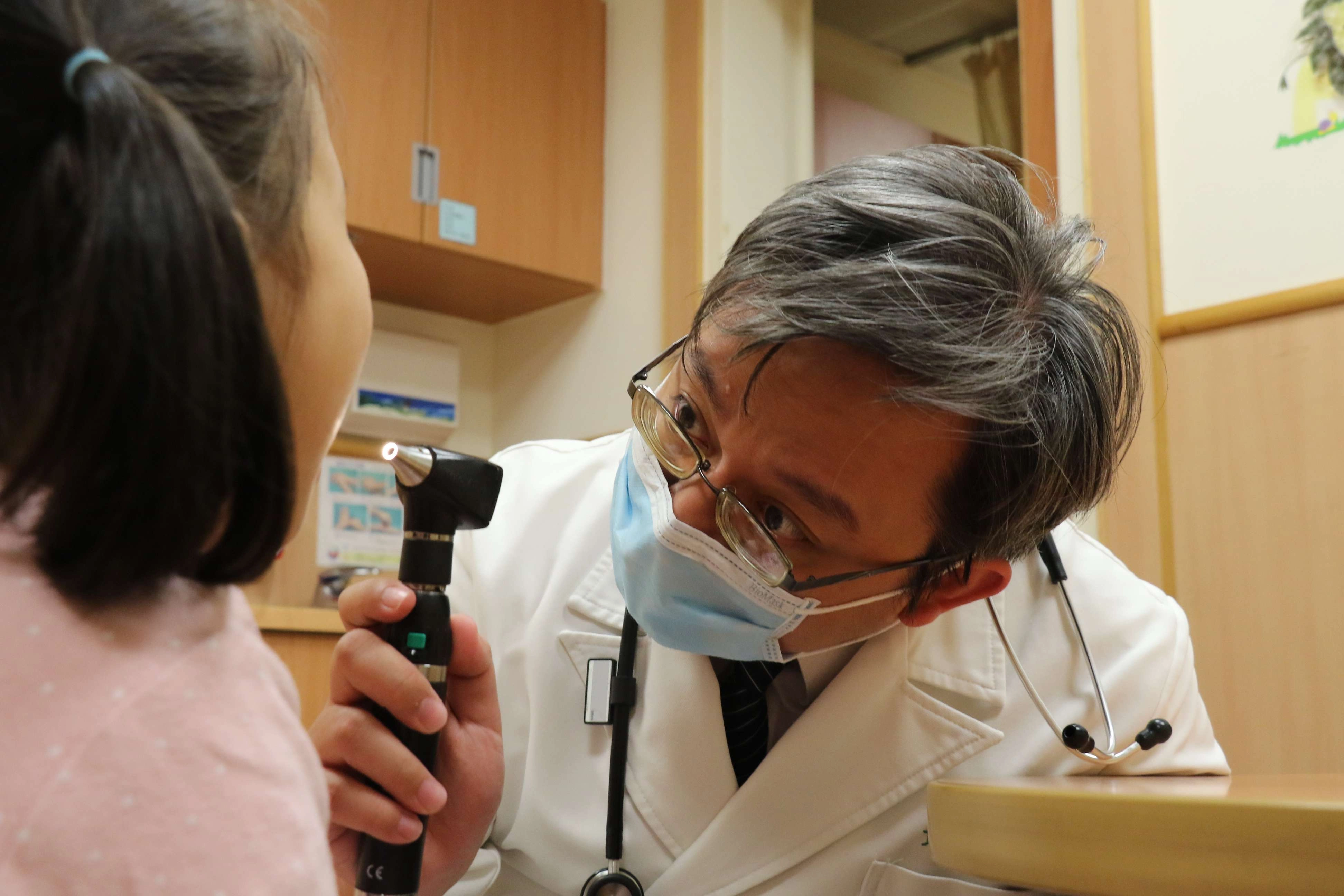 小朋友發燒如有食欲不佳、活動力下降應就醫。
