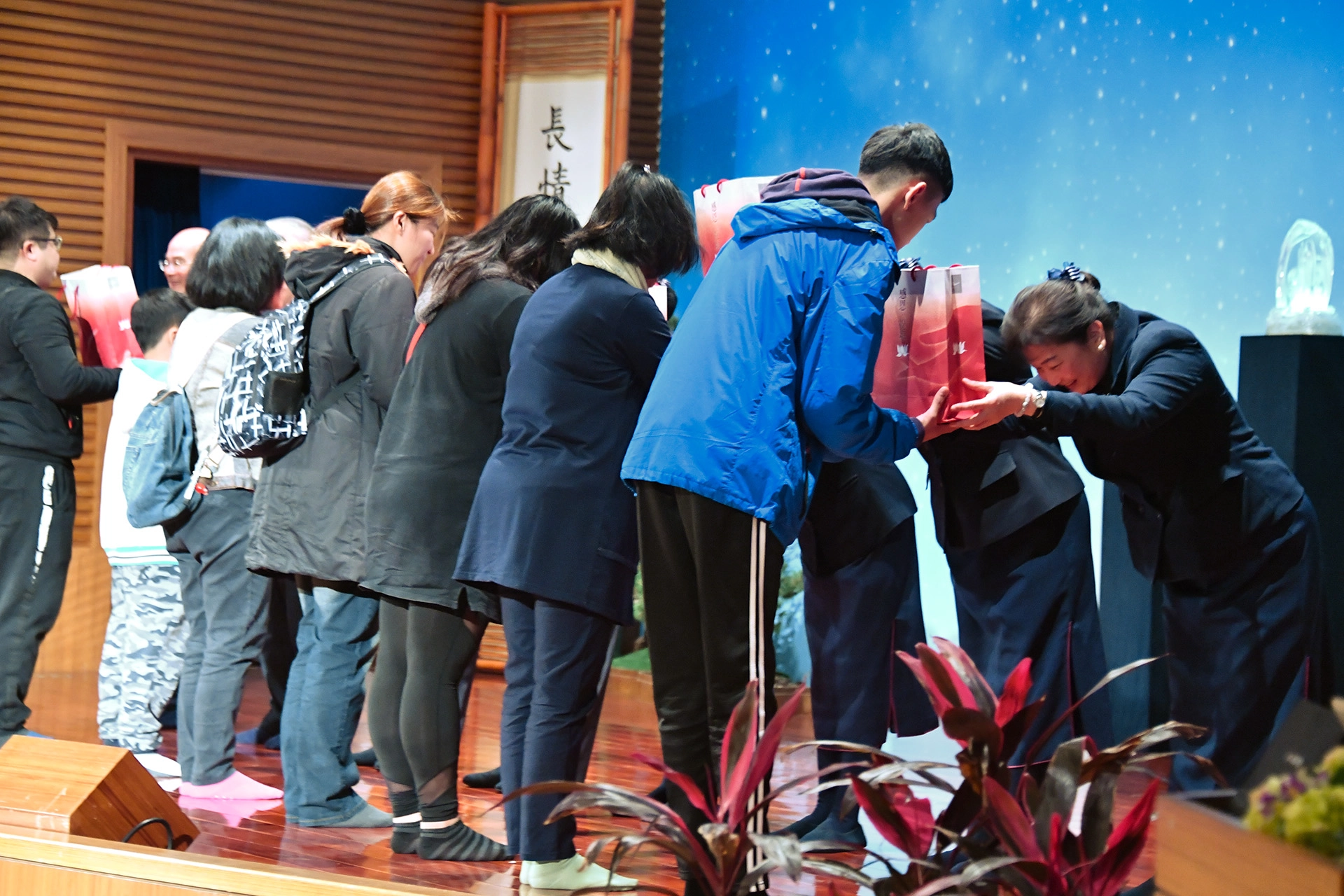 慈濟志工及人醫會的醫護志工團隊等人，用心關懷、溫暖陪伴照顧戶。