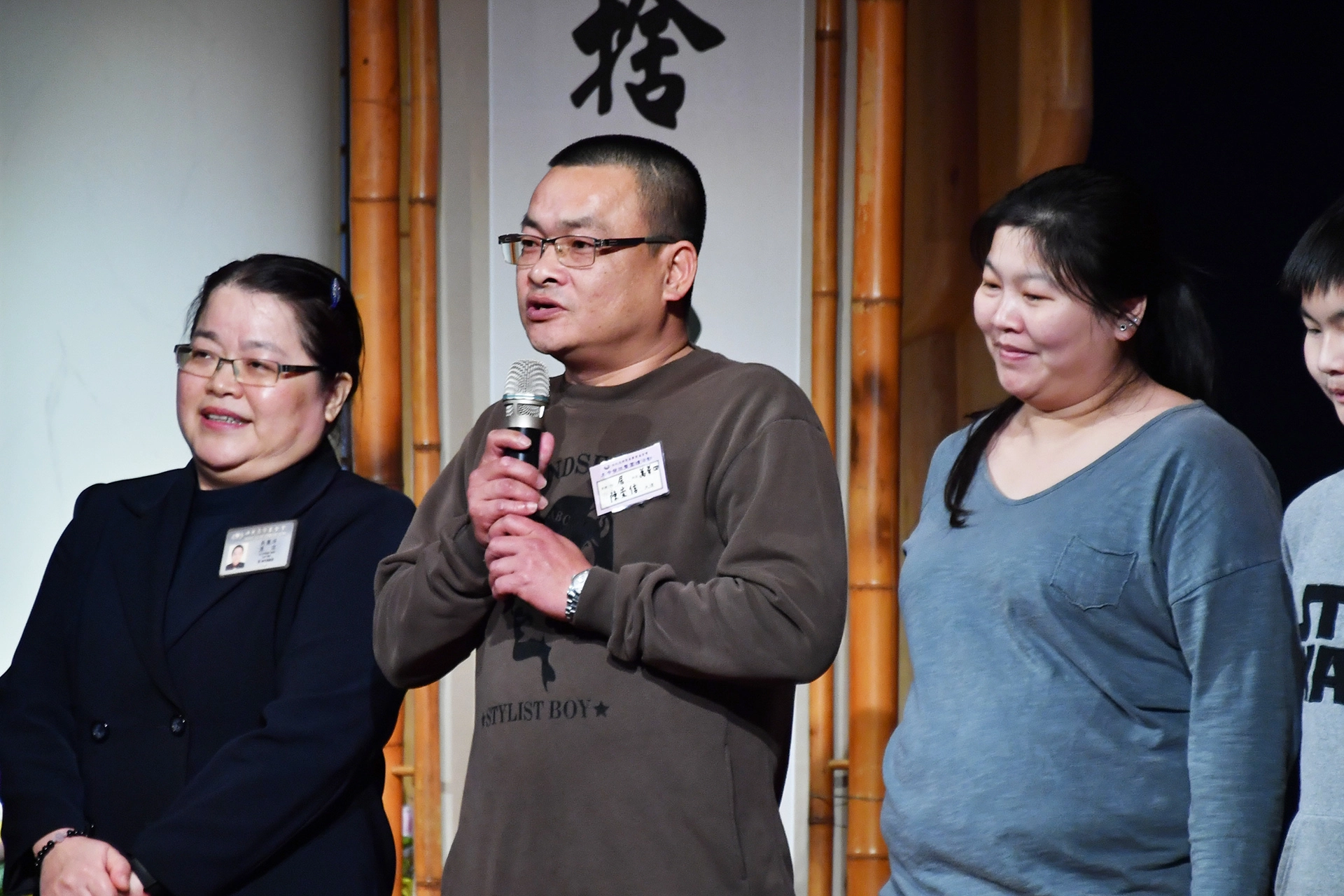 三重生命故事分享者陳崇信(中)感恩慈濟人一路長情相伴。