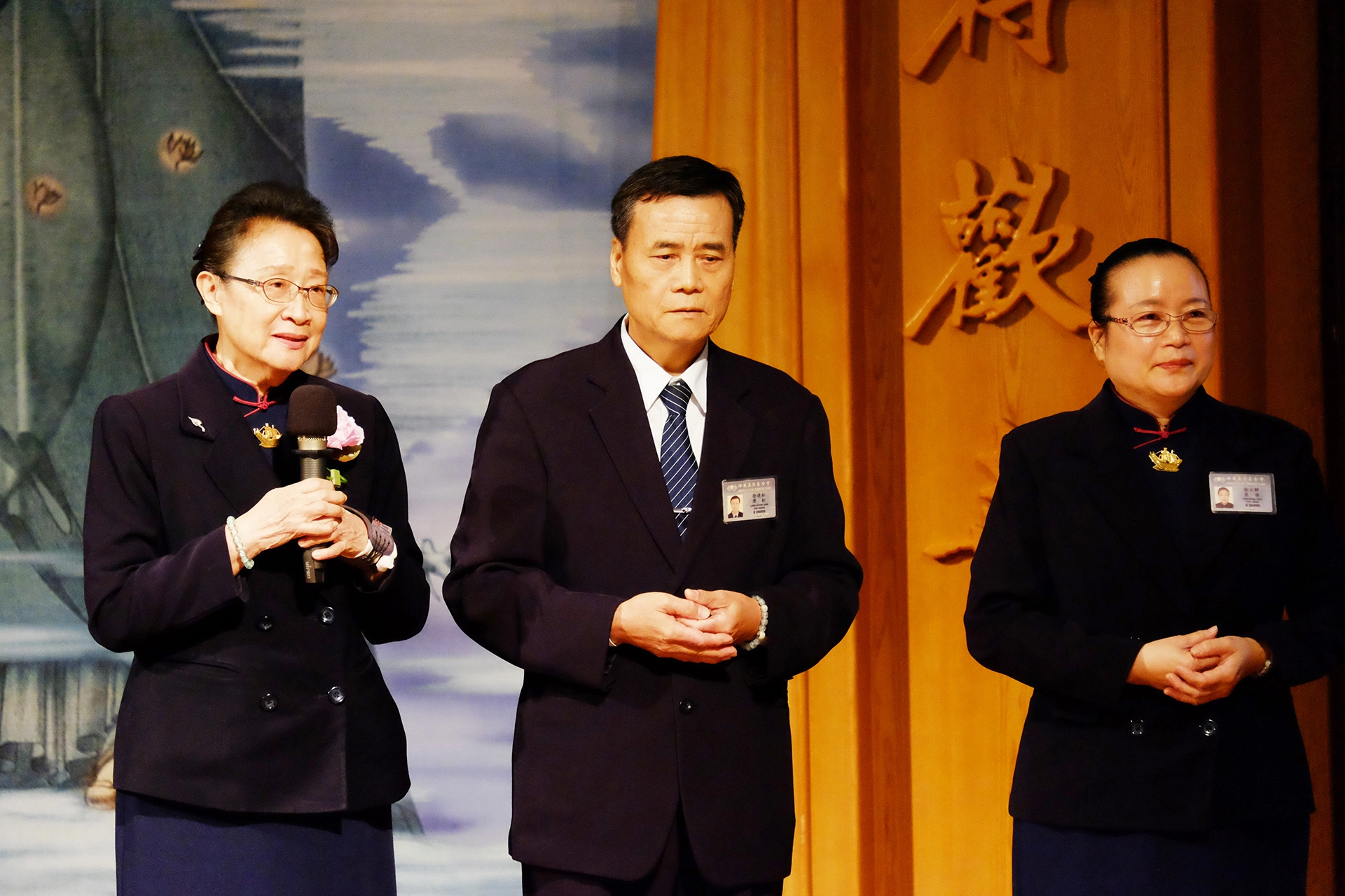 慈濟基金會歲末祝福壓軸場20日在台東聯絡處辦理，曾拍攝過如常的陳瑞凰與先生徐連松、小姑徐士驊一家人見證分享。