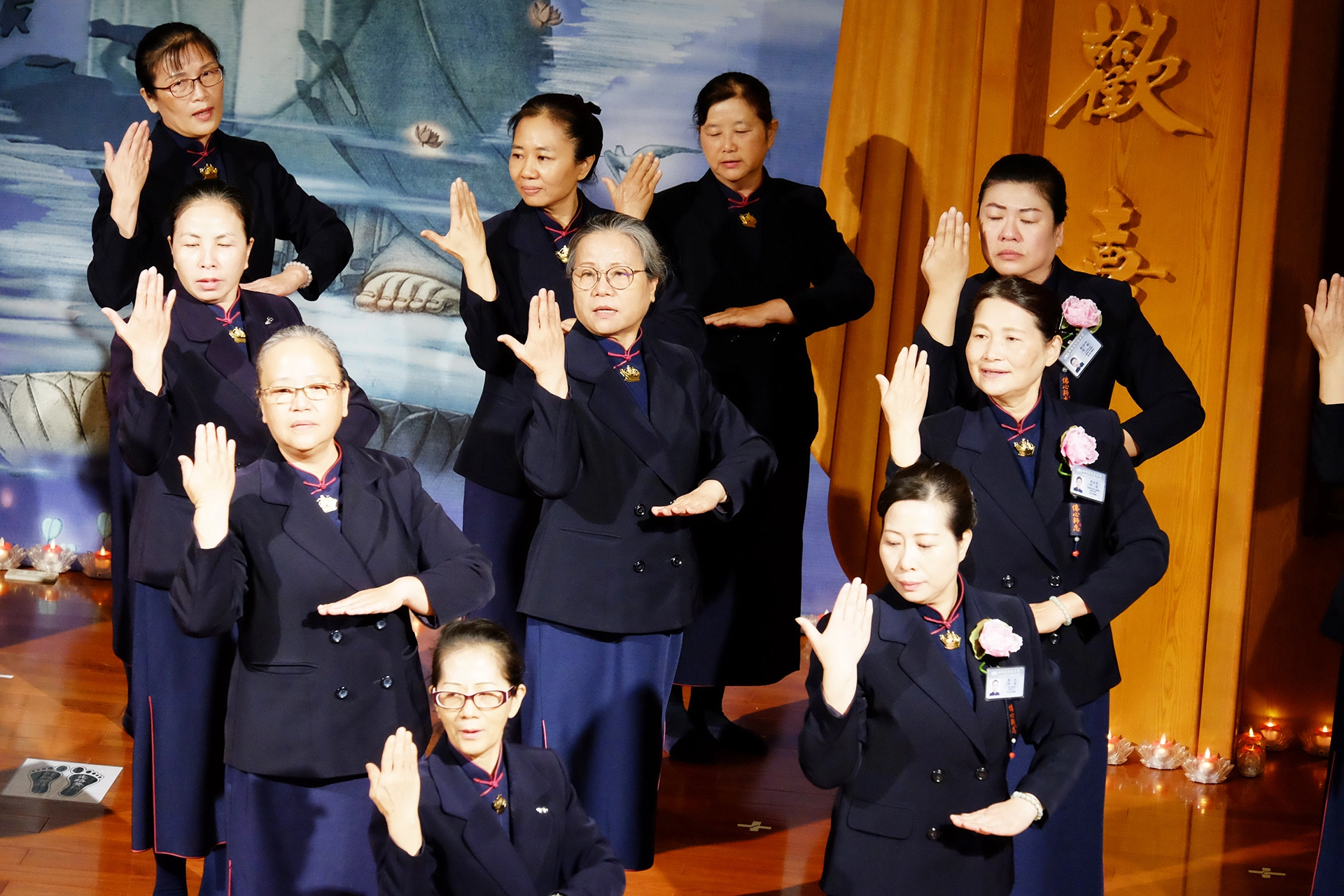 台東歲末祝福吸引近千人與會，一同點傳心燈，演繹智慧如海，場面莊嚴肅穆。