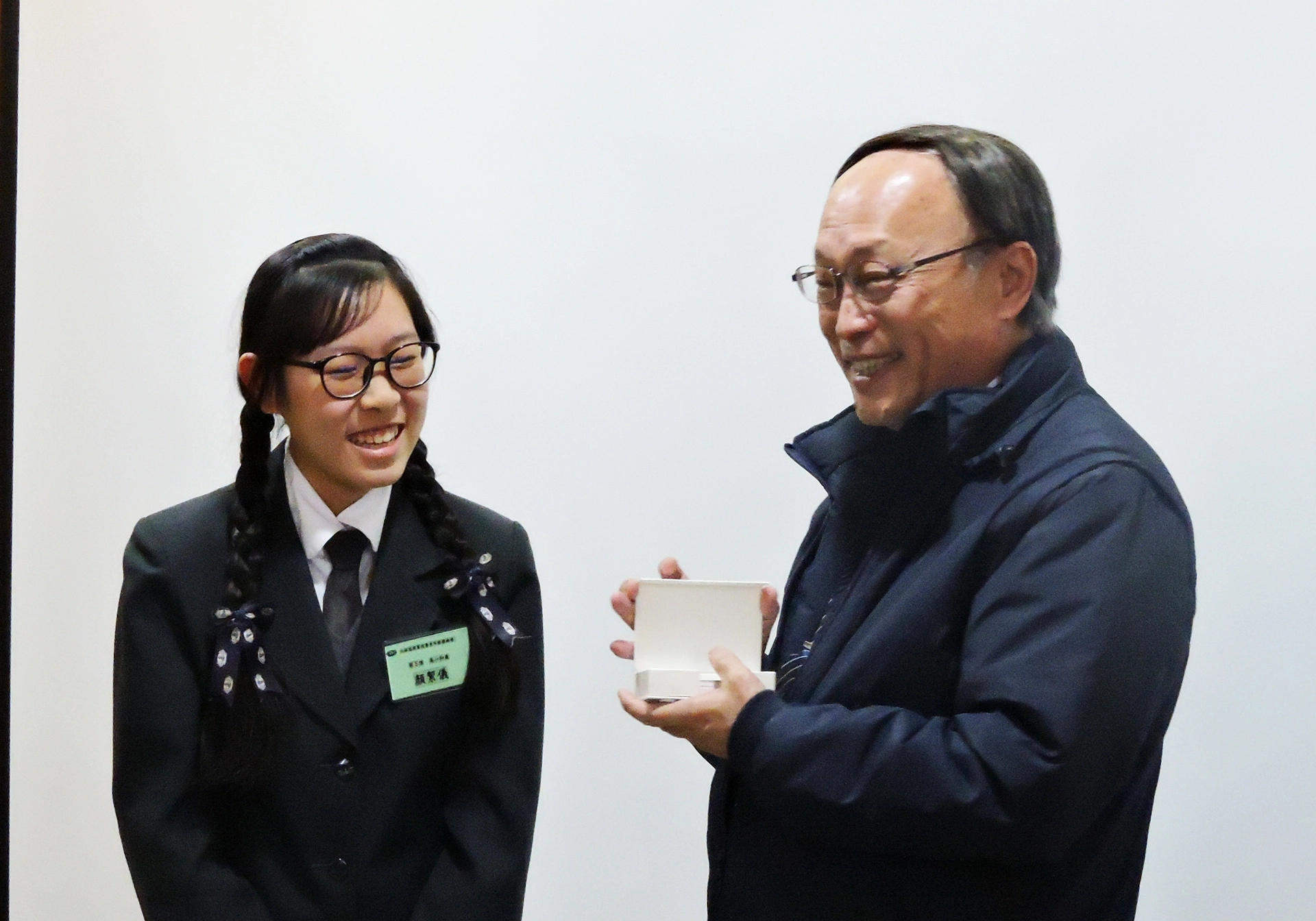 賴寧生院長向學生們勉勵為醫者要步步踏實做，學生代表獻上感恩卡感恩院長。
