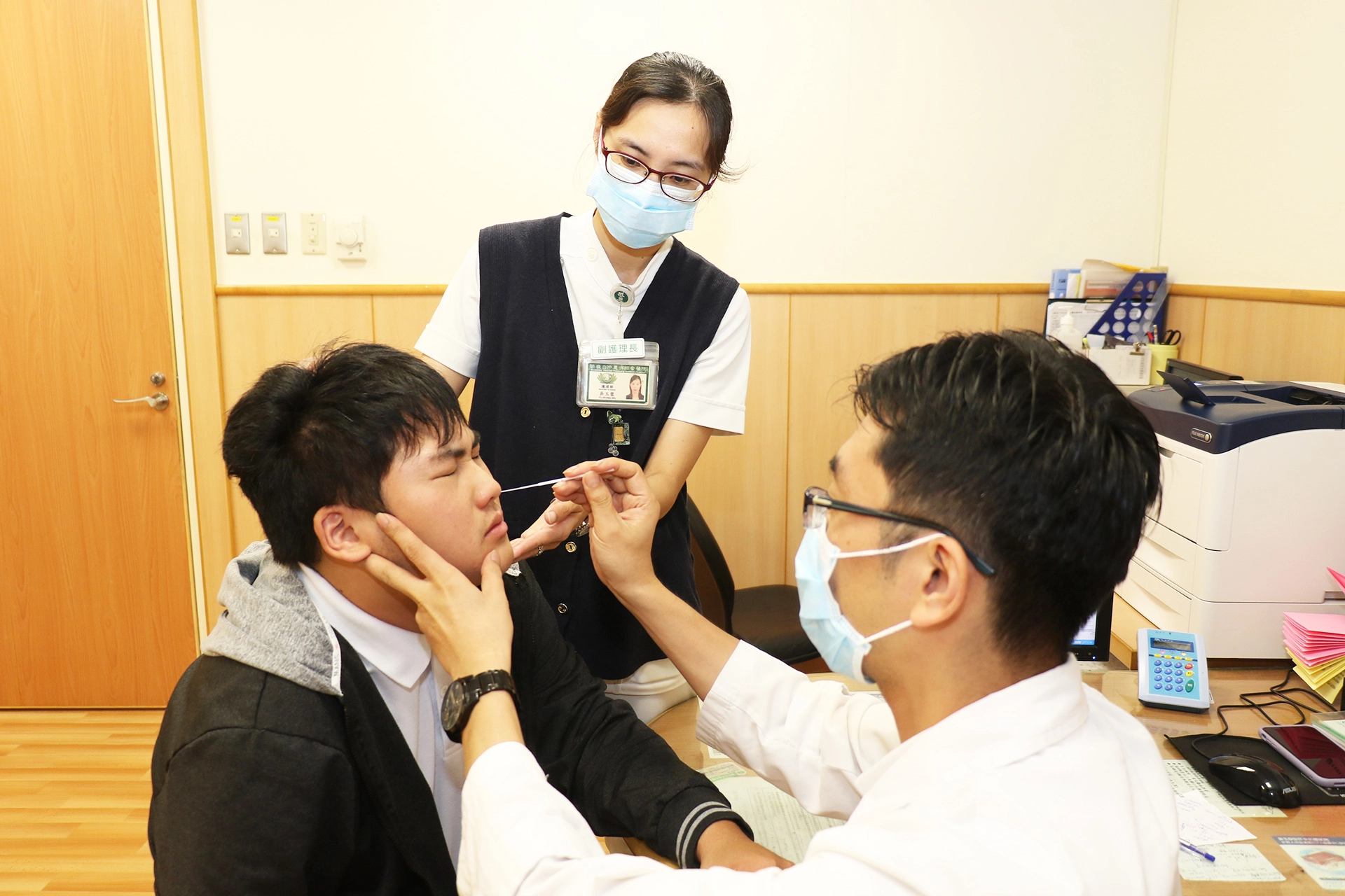 臺中慈濟醫院感染科主任王瑞興提醒，就醫時告知醫師旅遊史、職業別、接觸史及群聚情形以供醫師確切診斷。