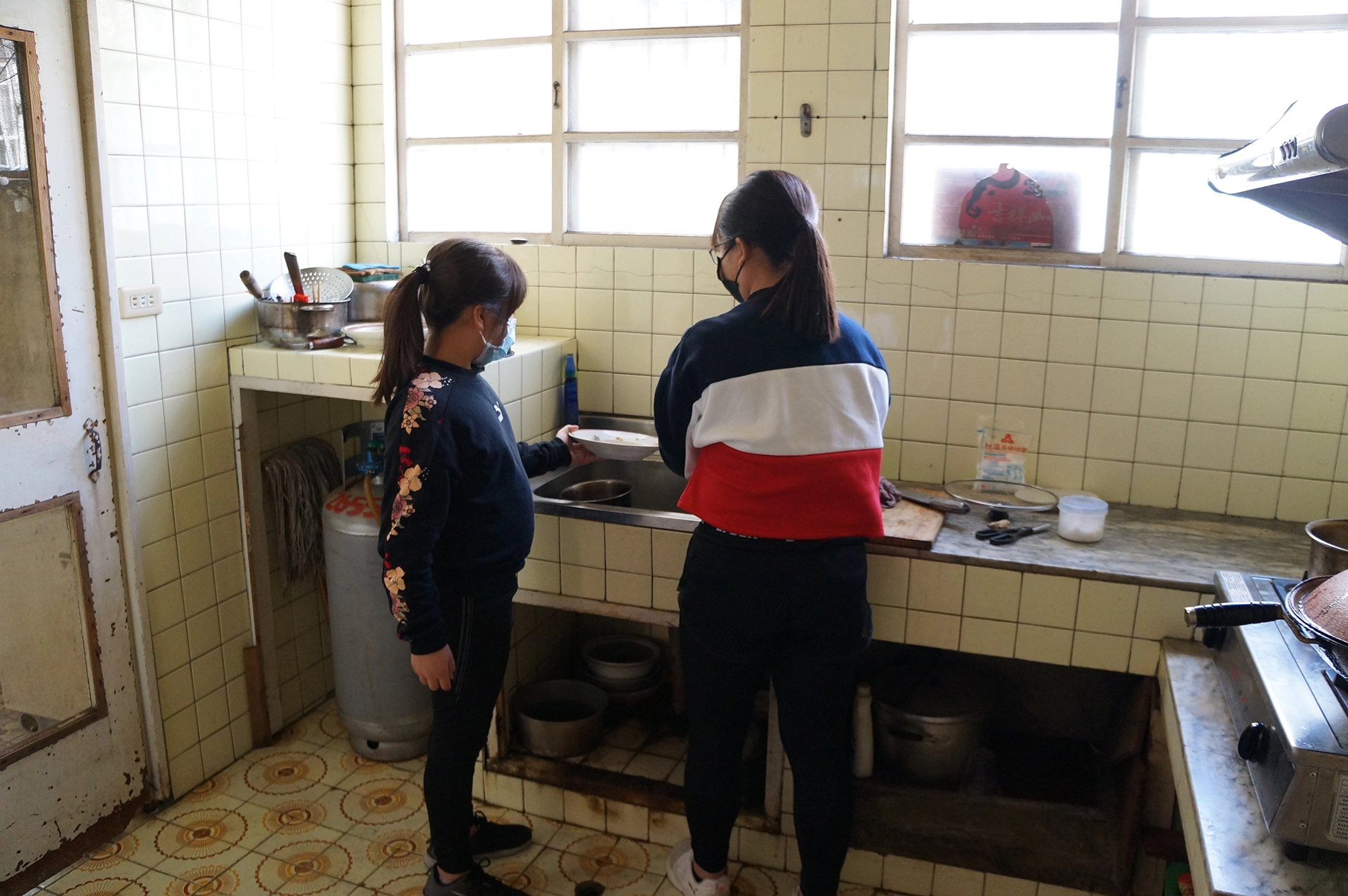 大林慈濟醫院同仁的小孩協助飯後清洗碗盤
