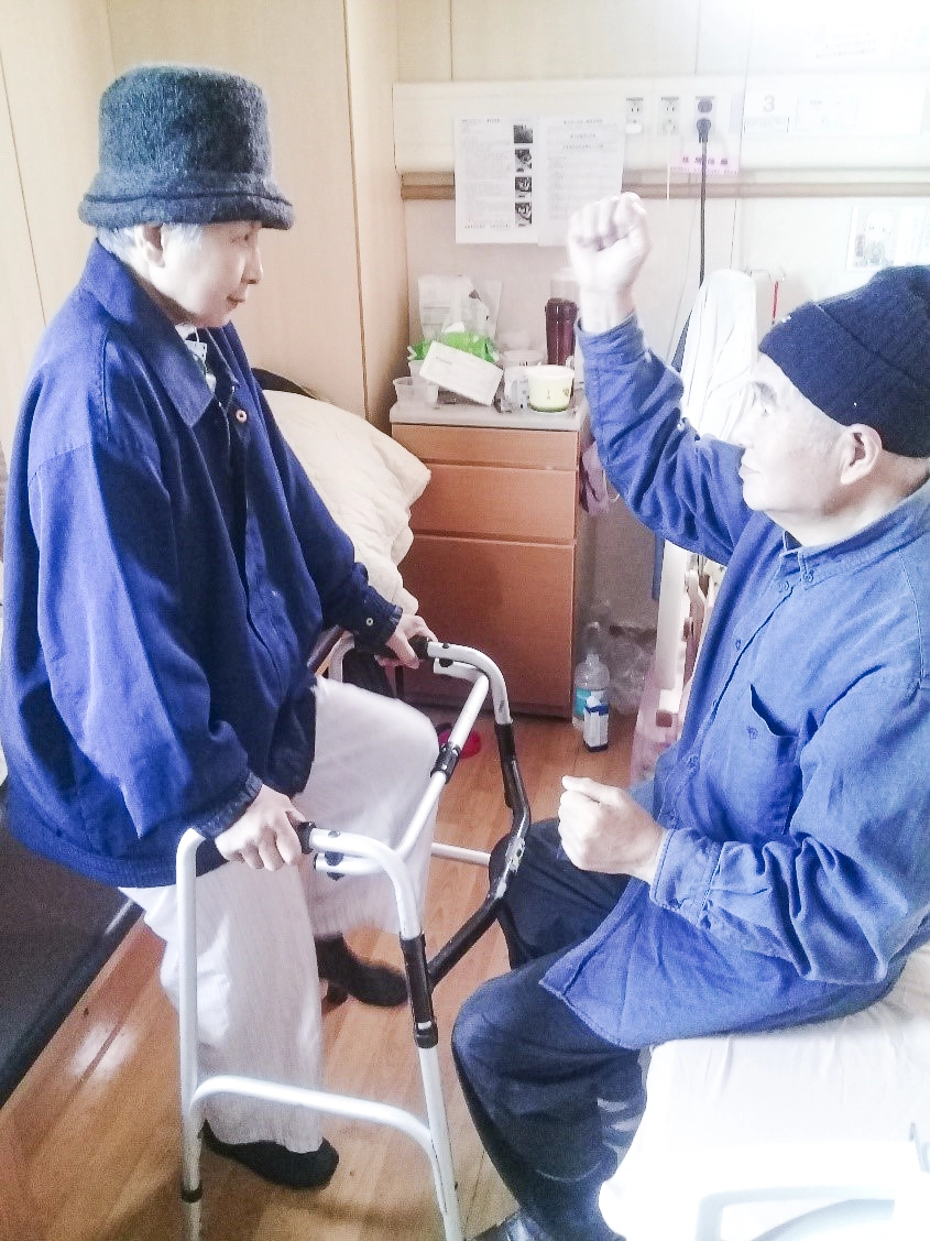師姊於病房復健時，師兄皆會陪伴在旁加油打氣！