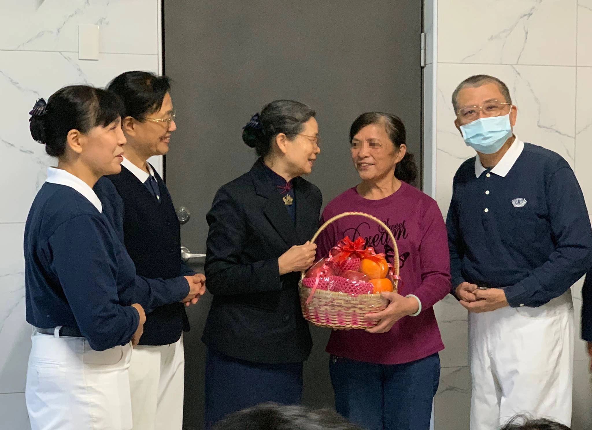 慈濟志工為住戶舉辦了溫馨的「入厝」活動，為新家貼上春聯、送上蘋果橘子。