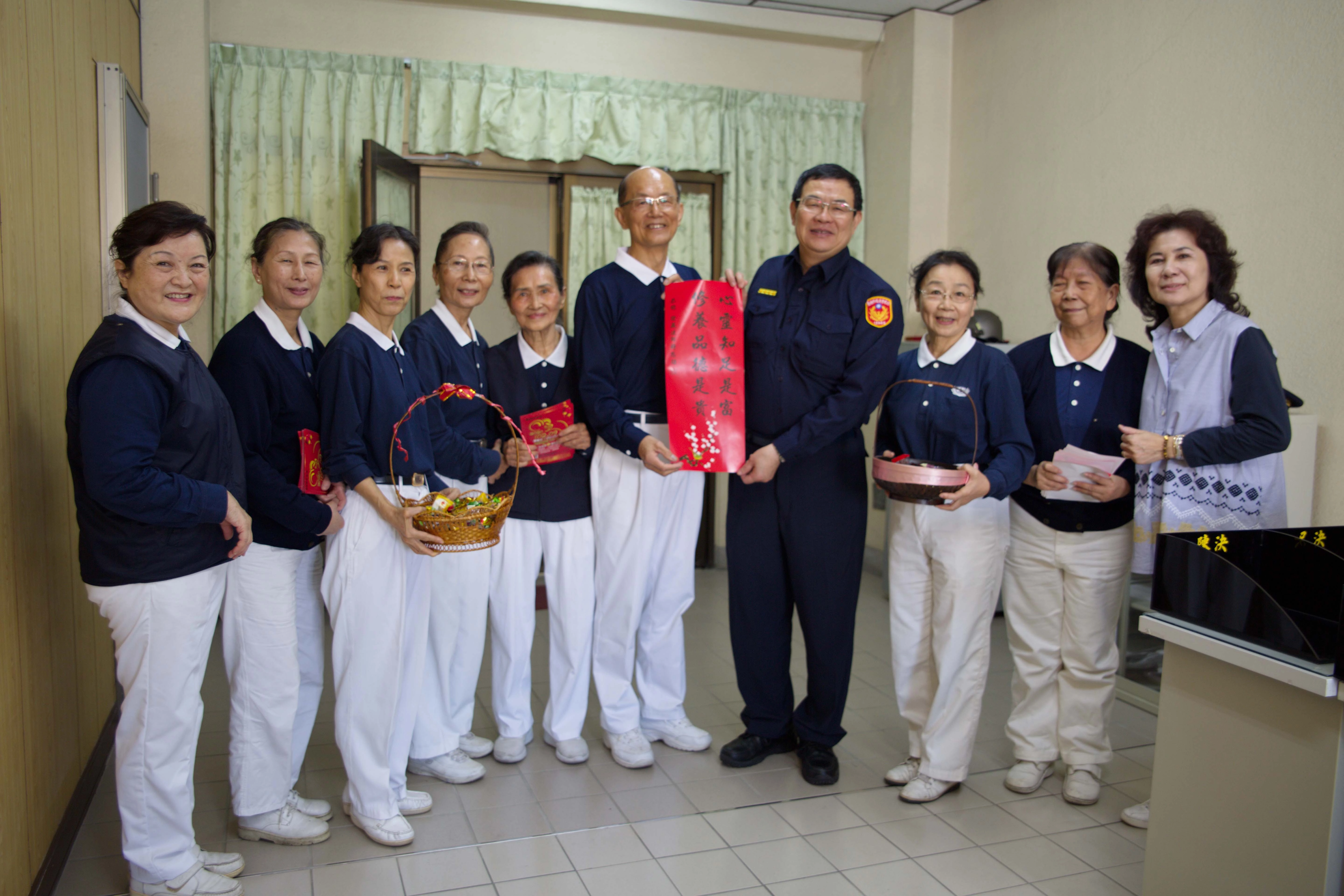 隨著農曆年節接近，春安工作跟著啟動，員警們的勤務也越來越忙！慈濟志工前往警局關懷辛勞的員警，為他們加油，感恩他們平日的辛勞也預祝新春佳節快樂。
