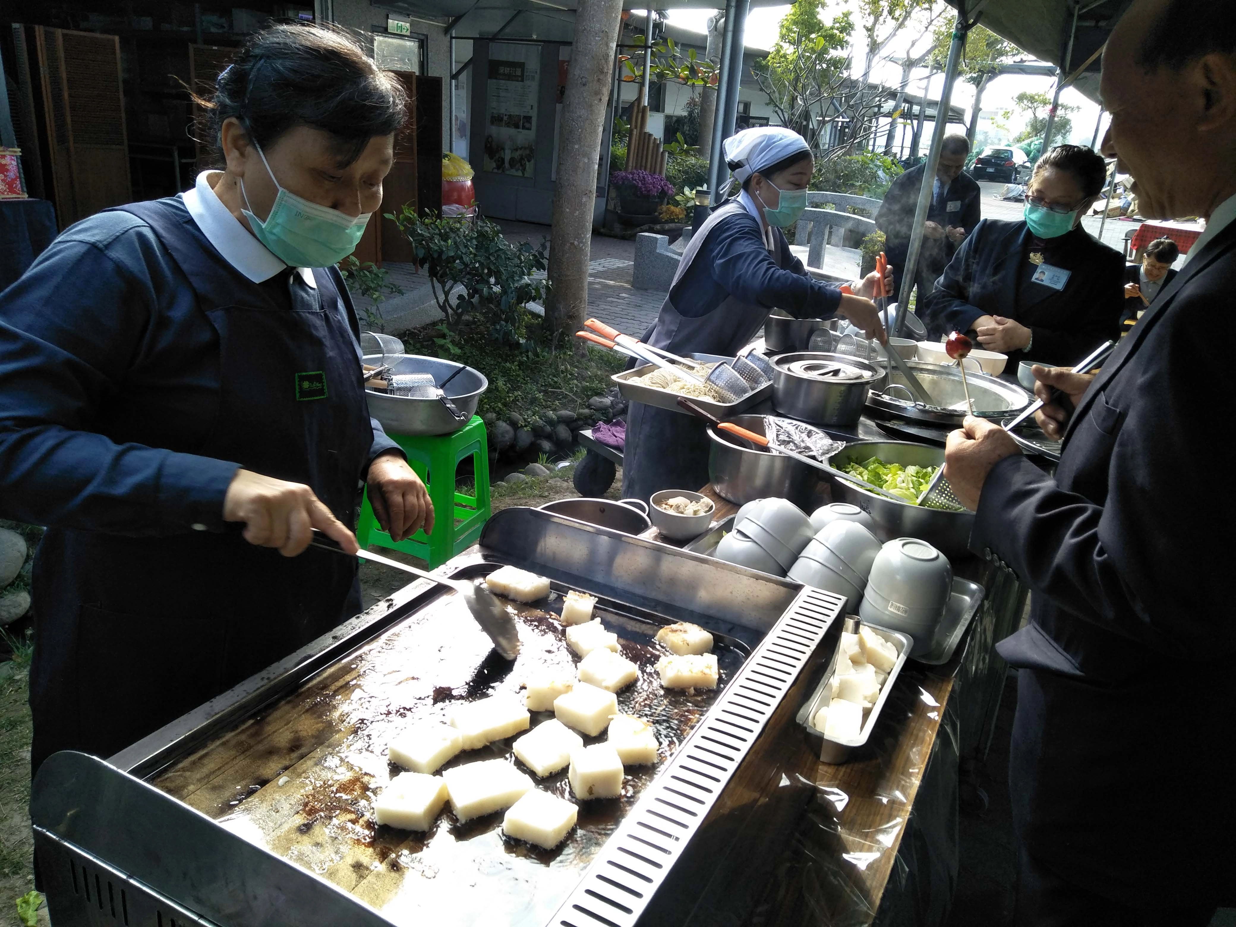 富有年味的擔擔麵與蘿蔔糕是大家的最愛。