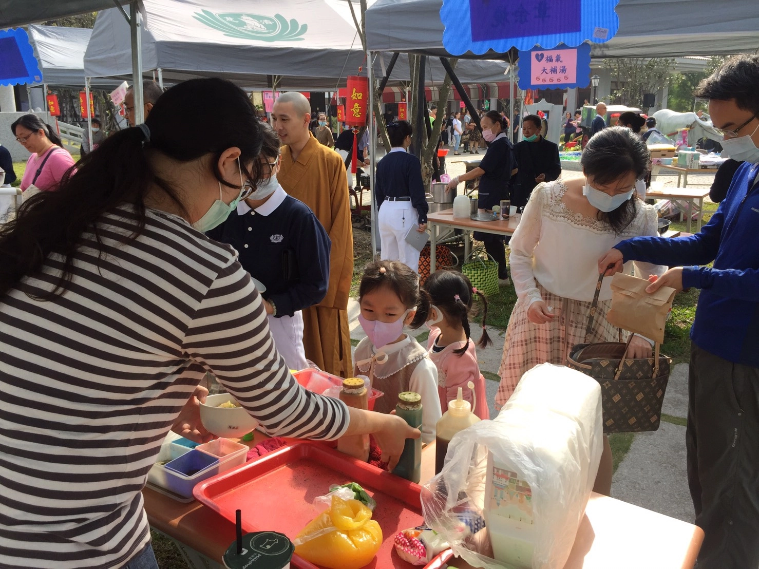 各式社教班隊活動與舞蹈、表演，搭配著三十七道美食攤位，農曆春節初一的慈濟臺南善化聯絡處成為出外旅遊闔家同遊的最佳親子同樂去處。