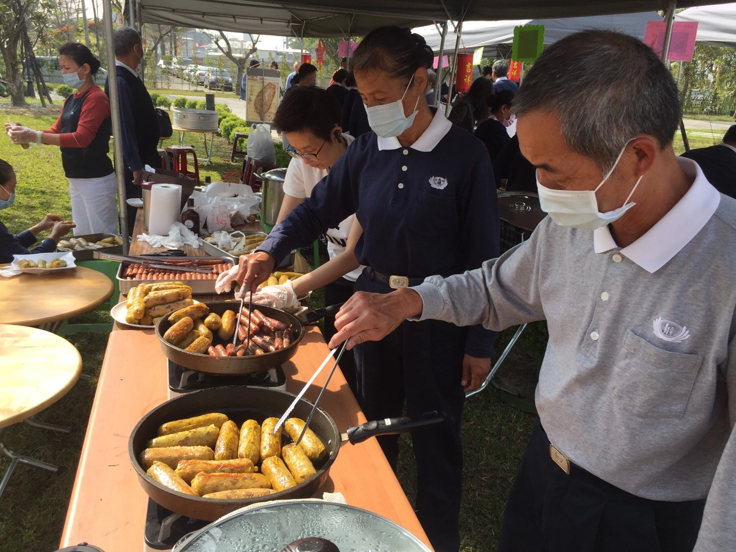 各式社教班隊活動與舞蹈、表演，搭配著三十七道美食攤位，農曆春節初一的慈濟臺南善化聯絡處成為出外旅遊闔家同遊的最佳親子同樂去處。
