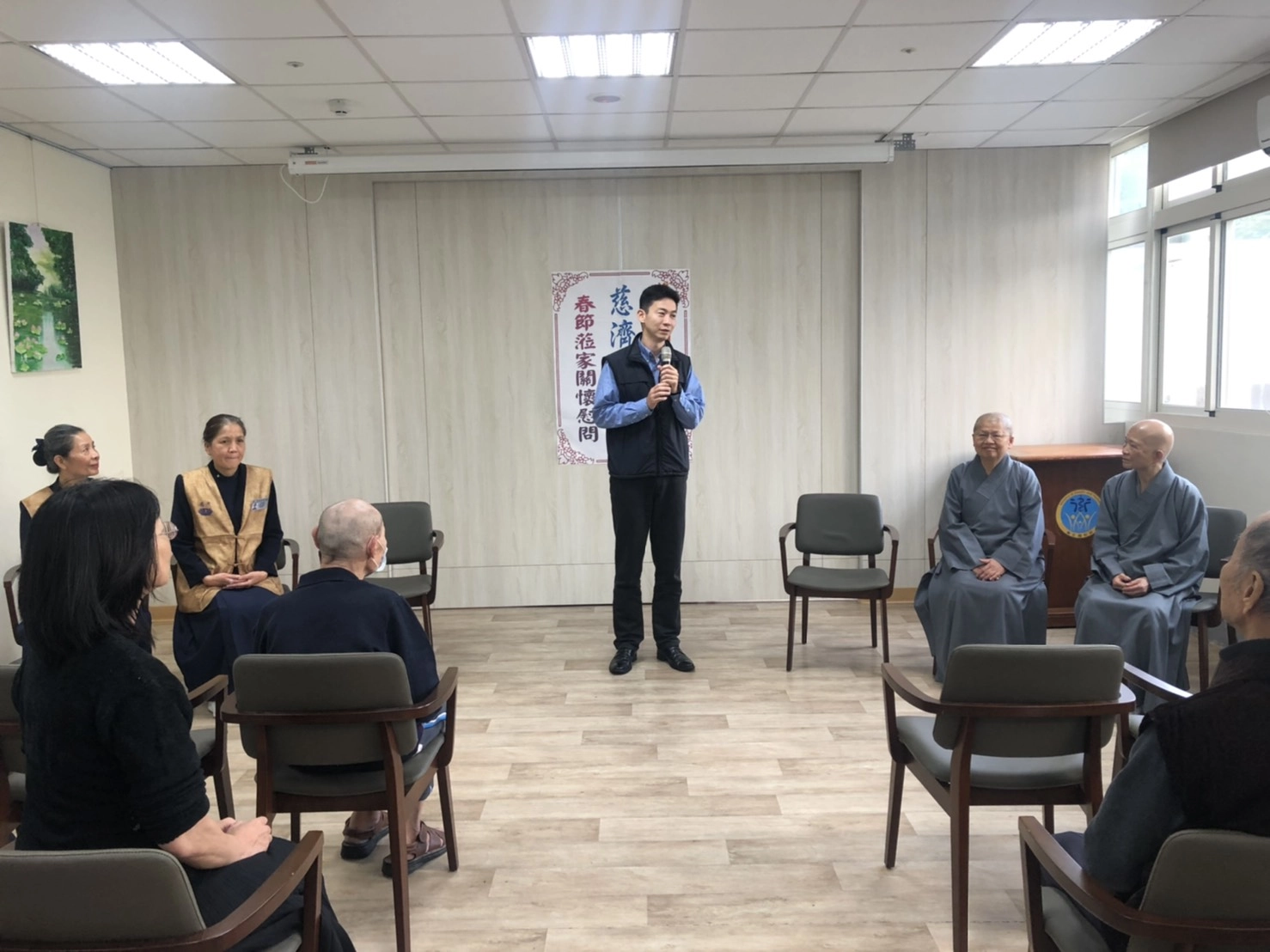 東區老人之家主任宋冀寧感謝靜思精舍師父連續多年帶來祝福與關懷，讓長者感受到滿滿的愛。