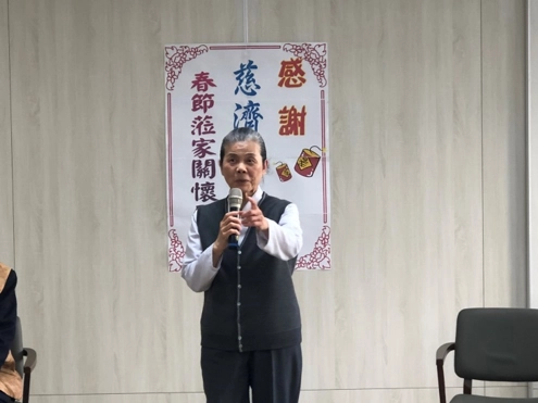 靜思精舍清修士顏靜曦表示，慈濟訪視與關懷東區老人之家已有二十年，能陪伴長者說說話，講講靜思語與故事，不少長者皆非常歡喜。