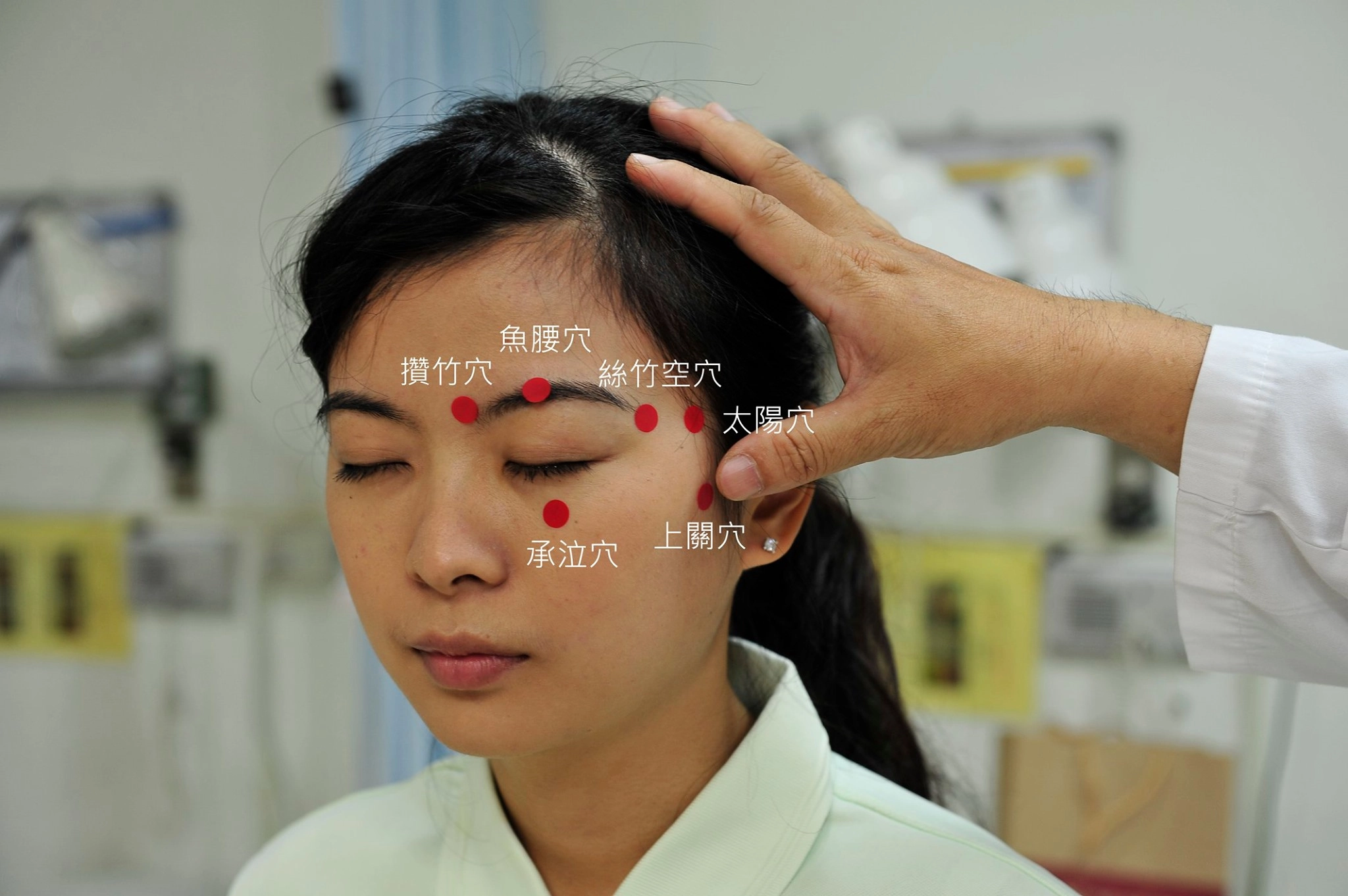 針對眼睛四周局部穴位進行按壓，上下各推5至10次，就可以減緩腫脹感。