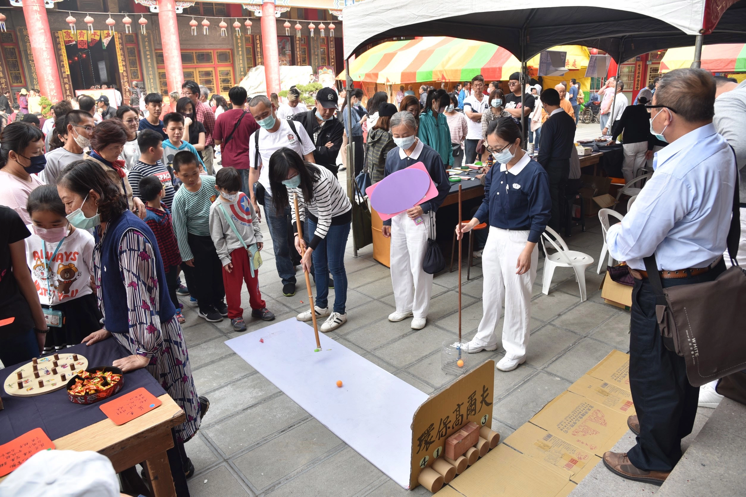 環保闖關藉由回收物資做成的高爾夫球遊具，吸引大人小孩來闖關，將環保知識和民眾分享。