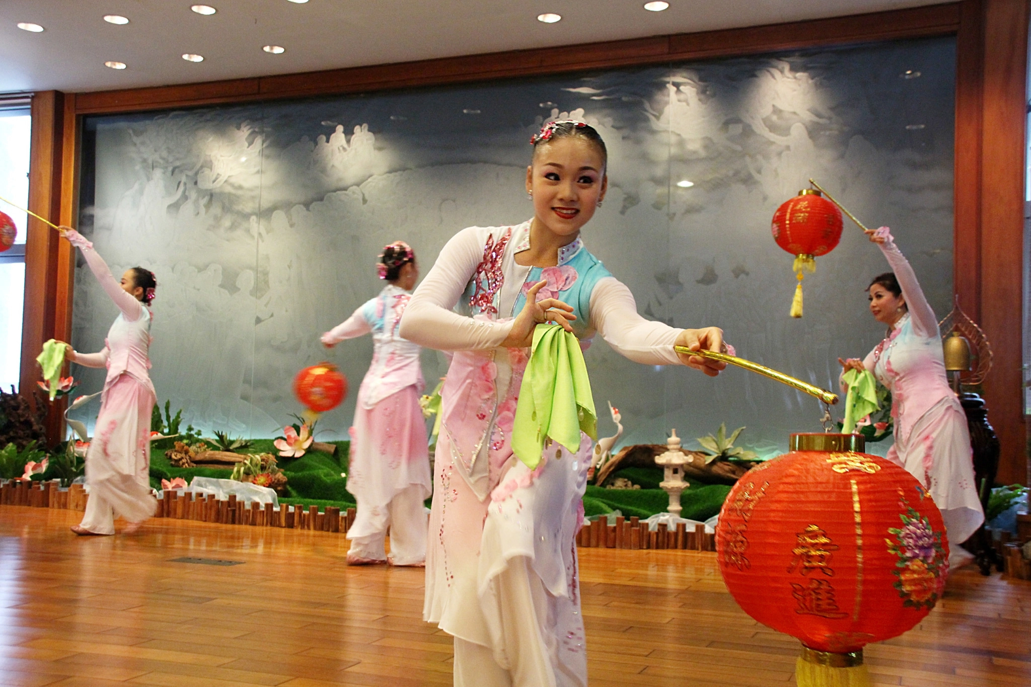 藝姿舞集演繹「彩浥祈天」、「舞春」、「春日禮讚」等節目，帶來佳節熱鬧氛圍也祝福參與會眾平安吉祥。