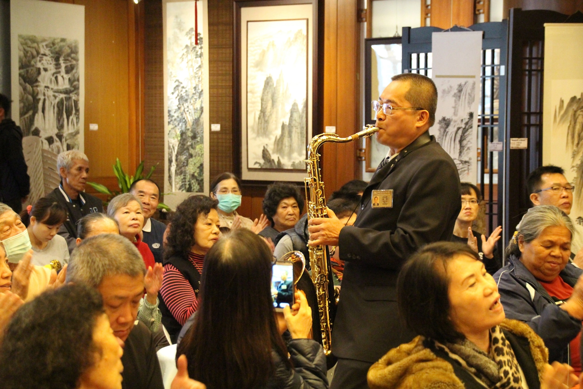 志工吳東寶透過薩克斯風巧妙地將樂曲與佛法道理結合，耳熟能詳的歌曲也讓現場會眾一起合唱，將現場氣氛炒熱至高點。