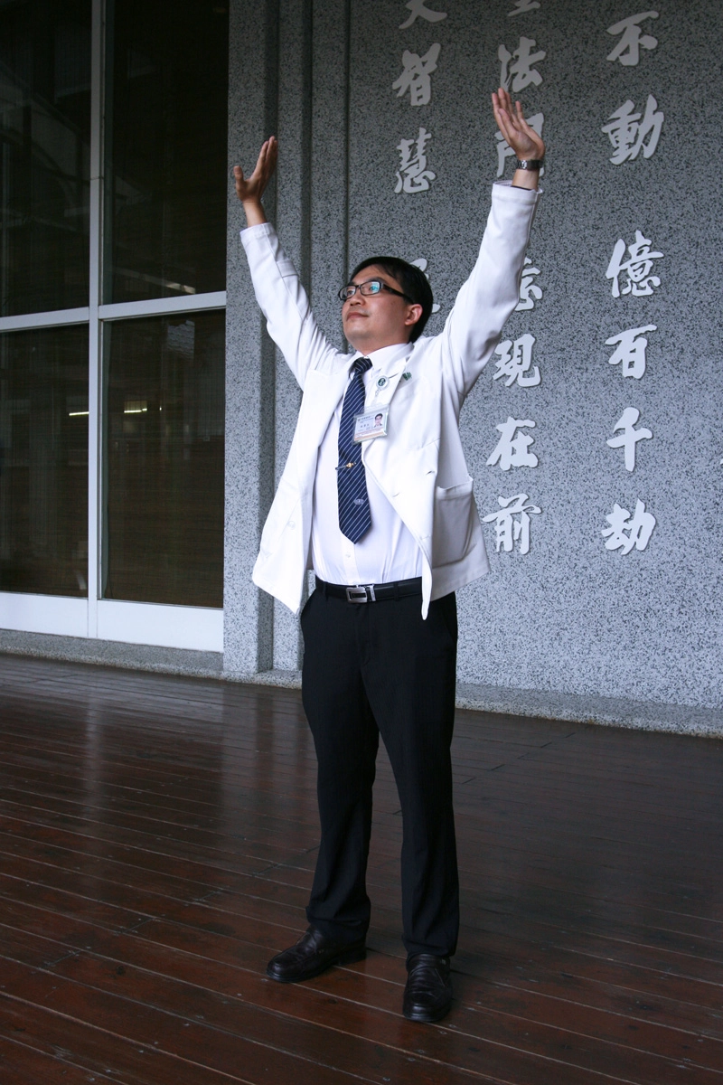伍崇弘醫師示範「雙手托天理三焦」。
