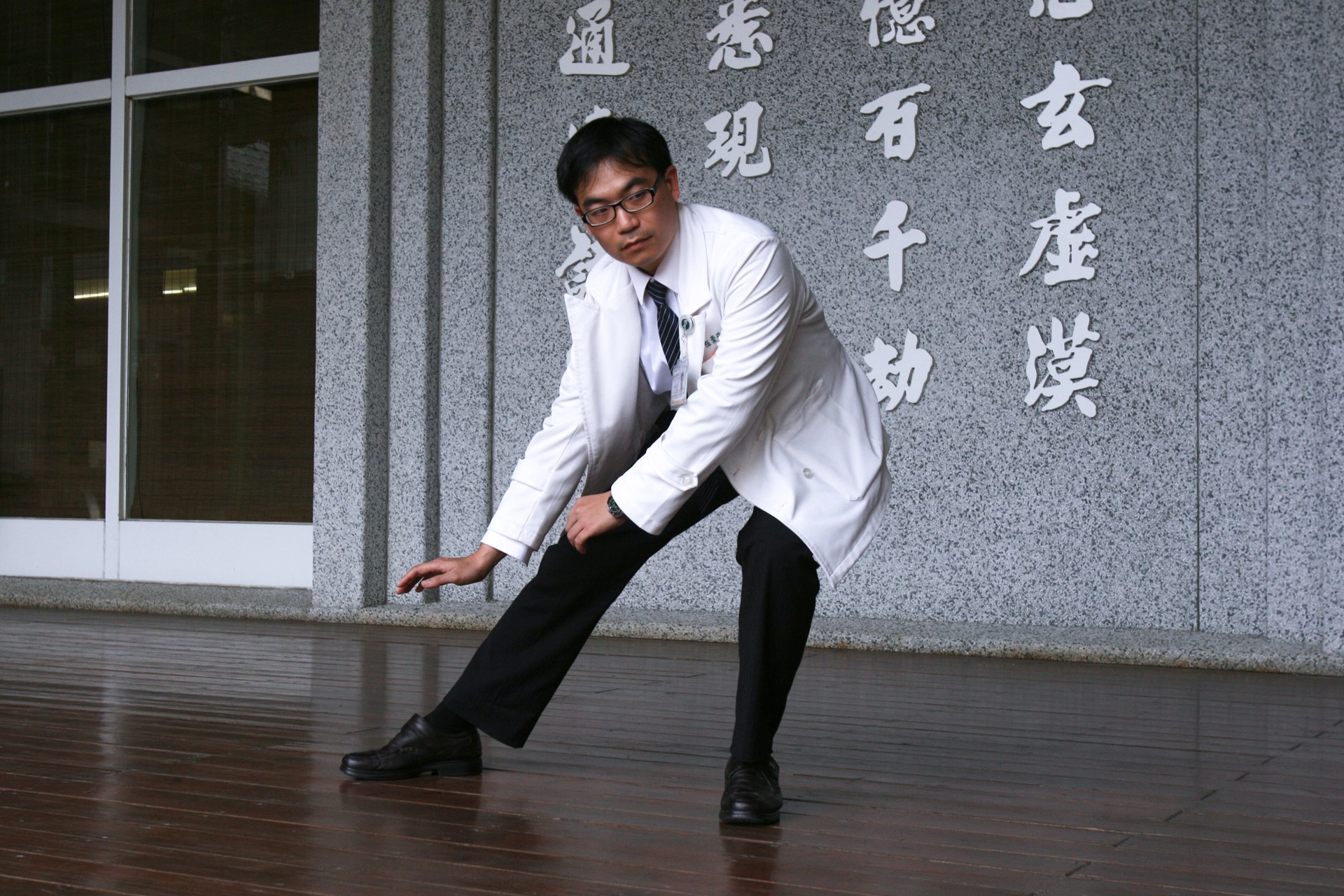 伍崇弘醫師示範「搖頭擺尾去心火」。
