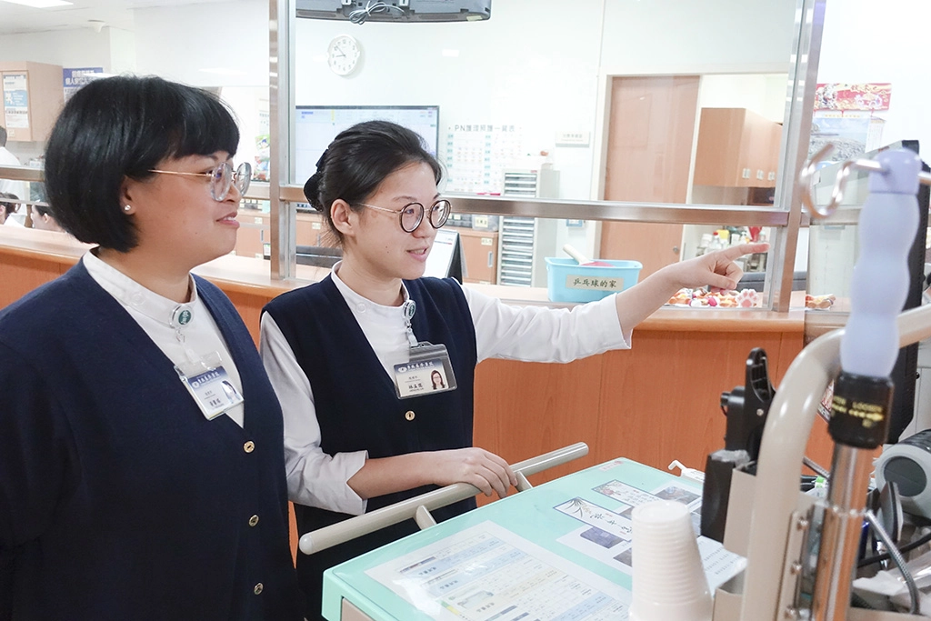 「只要是幫病人做的事都是好的，只是怎麼樣可以做得更好。」林孟儒鼓勵學妹黃馨 瑤（左）練就更好的臨床技巧。