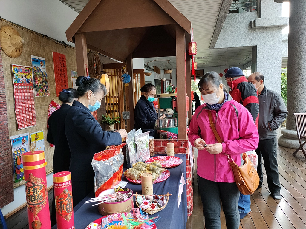 彰化靜思堂新春團拜，不僅移到通風良好且空曠的中庭廣場舉行，志工及前來沾喜氣的會眾也都非常自律的戴上口罩。