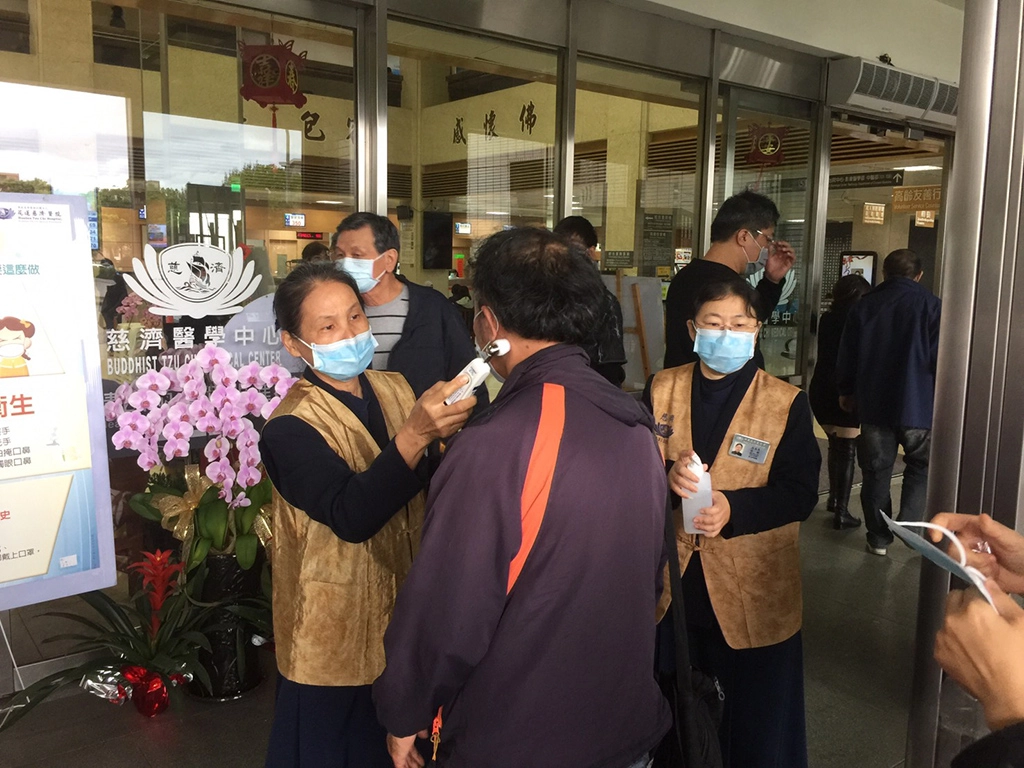 指揮中心表示，鑒於中國大陸新型冠狀病毒感染肺炎疫情持續擴大，將針對大眾運輸、公眾集會及各級學校、教育機關及團體等訂定相關指引，提供各項防疫措施，以降低感染風險，相關資料置於疾病管制署全球資訊網「嚴重特殊傳染性肺炎」(武漢肺炎)專區。