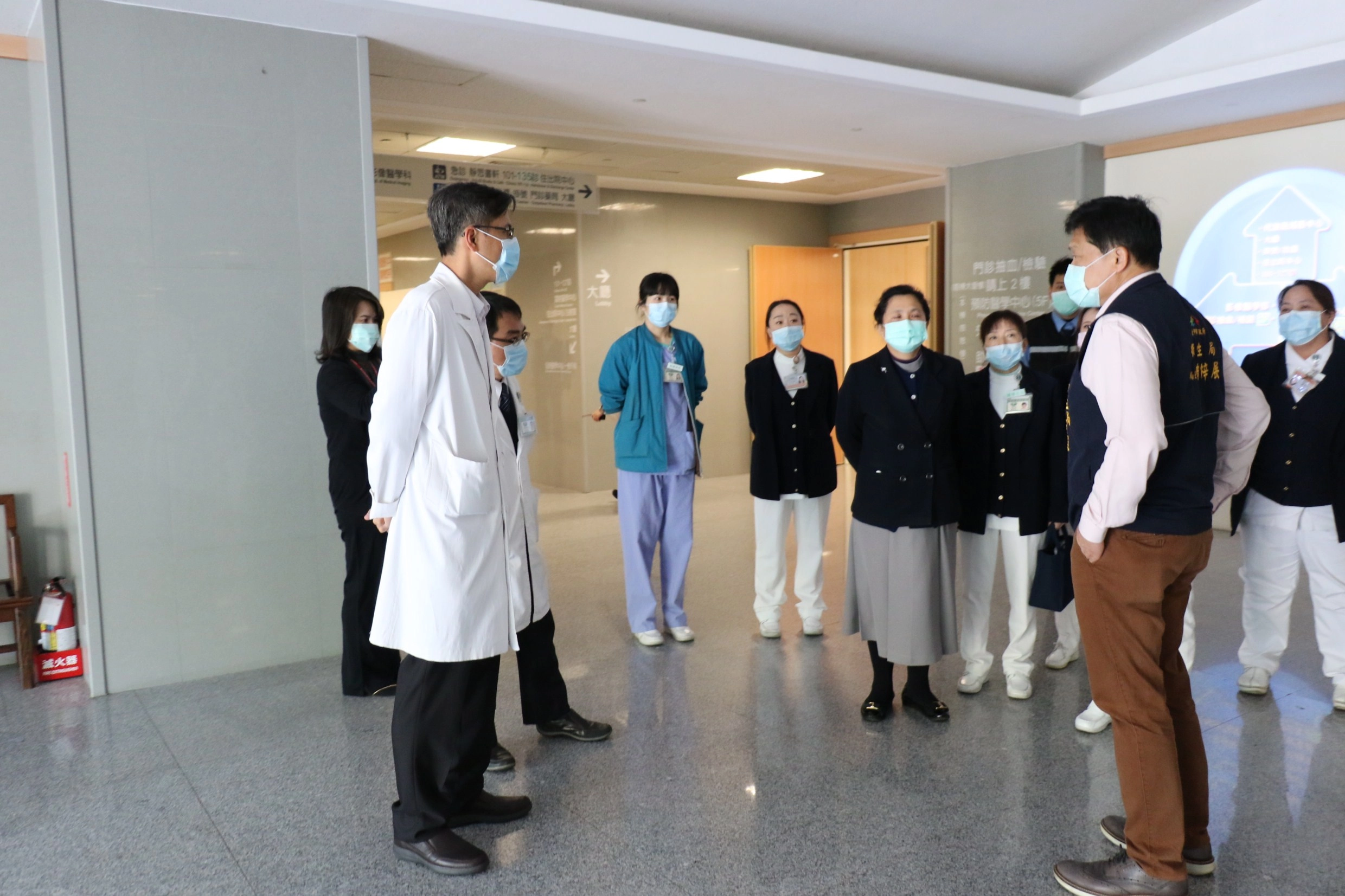臺中市政府衛生局長曾梓展（右一）到臺中慈濟醫院了解防疫動線。