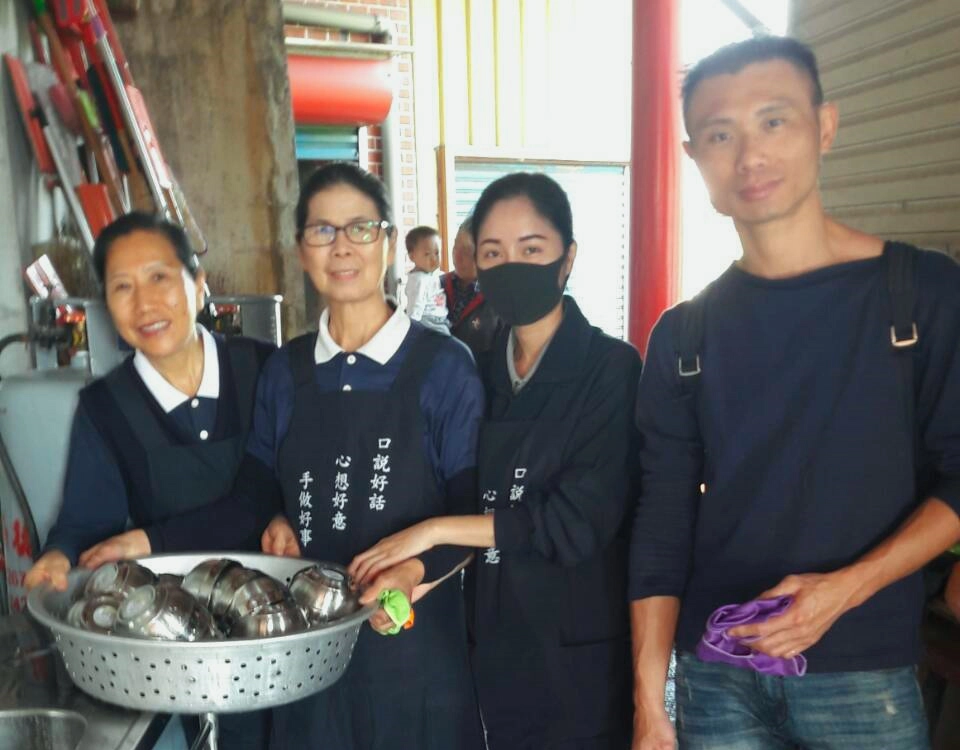 今年響應環保，在清洗及衛生安全考量下，邀請慈濟志工實際到寺裡操作清洗及消毒的作業流程，為一天就有上千香客的健康做嚴密的把關。
