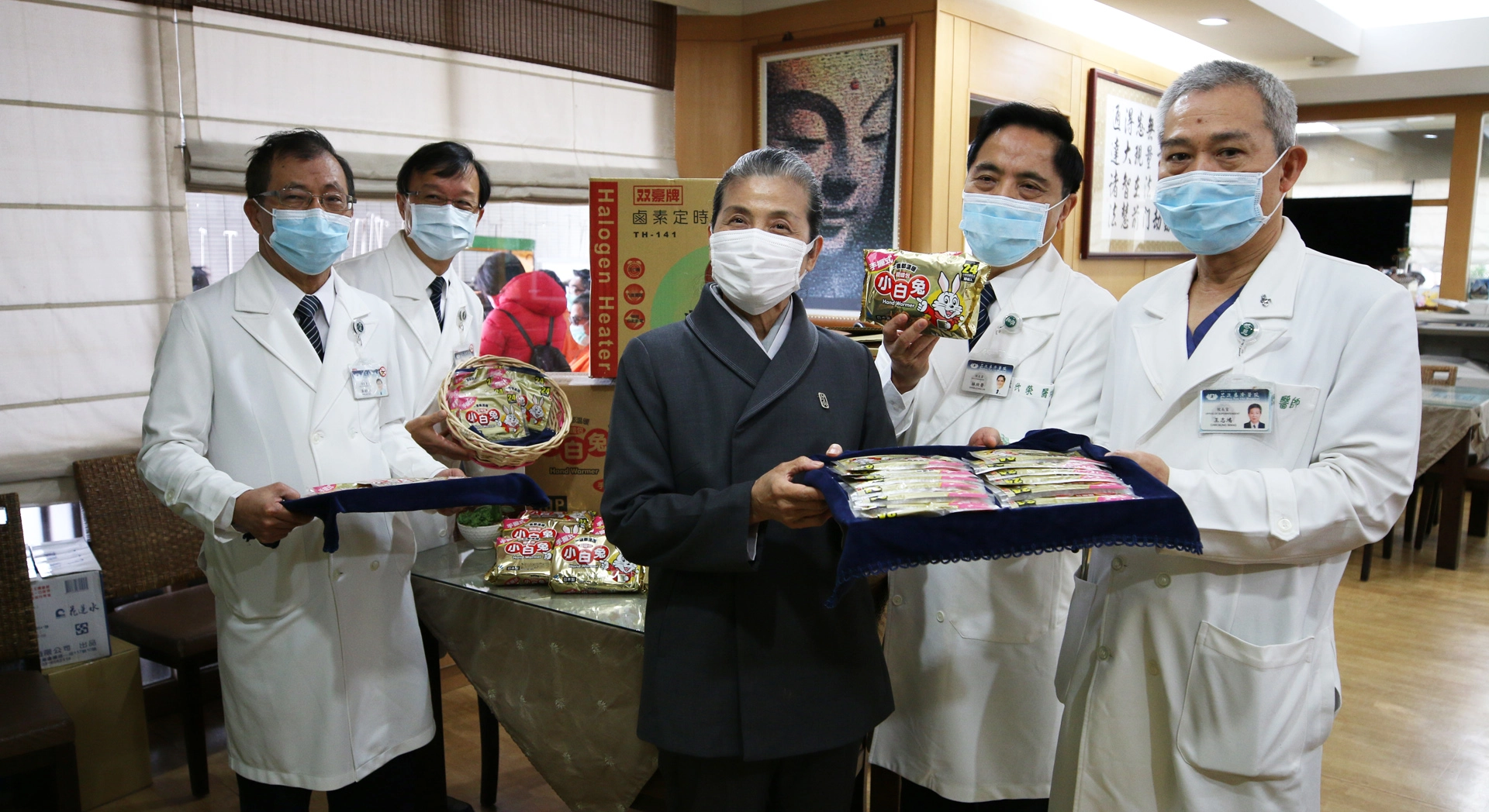 林欣榮院長與吳彬安、王志鴻副院長、醫務秘書李毅送上暖暖包與電暖爐，為在三大出入口執勤的同仁與志工添溫暖。