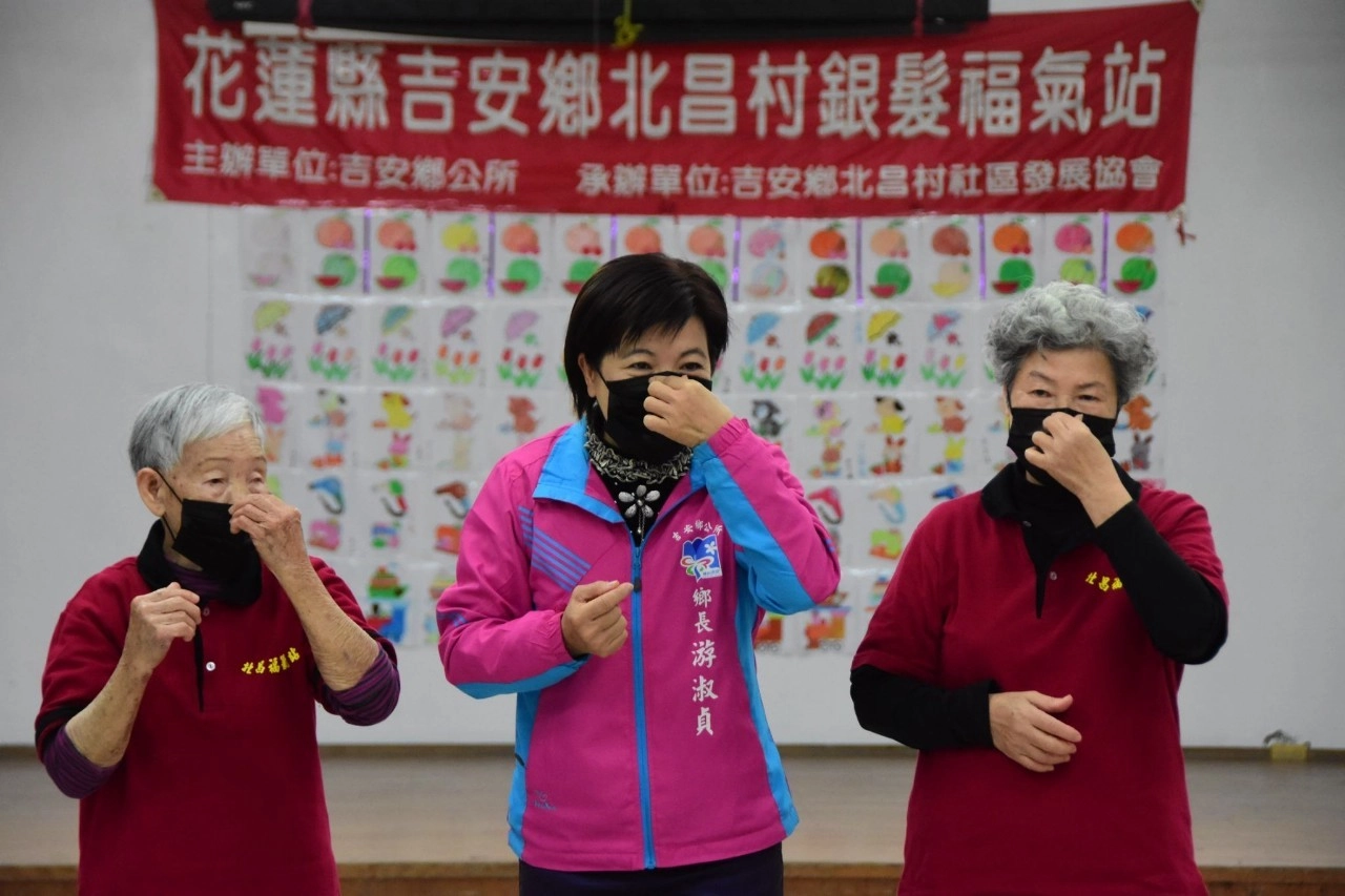 游淑貞深入幼兒園、社區福氣站加強防範宣導，教導如何正確戴口罩及勤洗手等防疫措施，將知識結合實作課程，防疫觀念向下扎根。