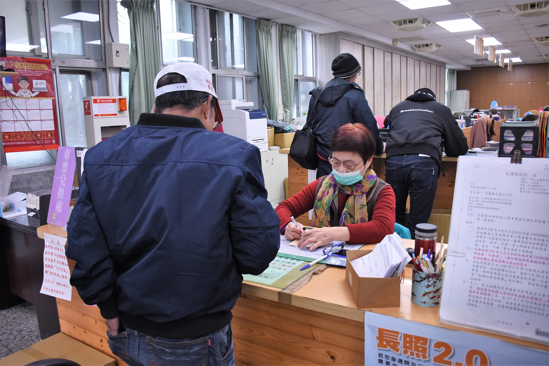 魏嘉賢指出，前線人員要保護好自己的身體健康才能為民做好服務，所以要求所有櫃台服務人員配戴口罩。