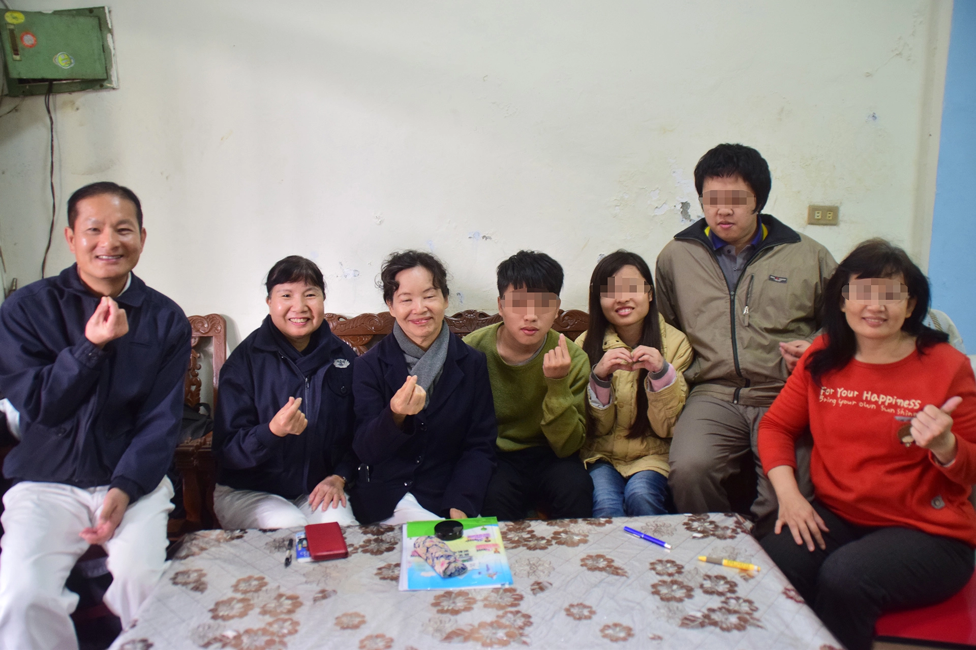 慈濟從2008年開始給予幫助，並協助就讀國小的3名子女獎助學金。朱女士說：「因為有慈濟人的陪伴，讓我信心大增，丈夫生病時，我醫院和家裡兩邊跑，幸好志工來關懷，給我支撐力量。」
