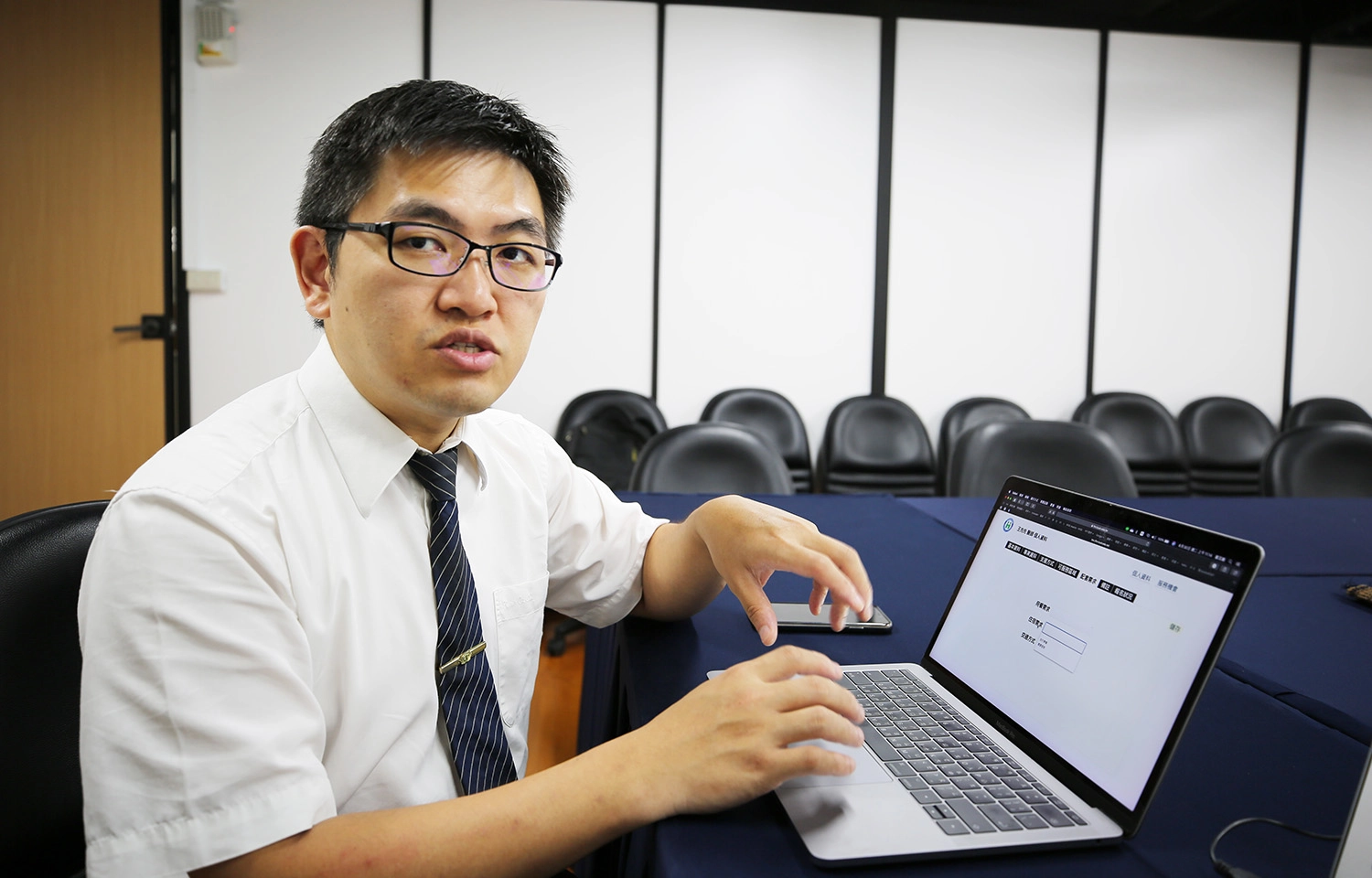 郭又銘教授展示「花東醫事人力媒合平台」應用方式。