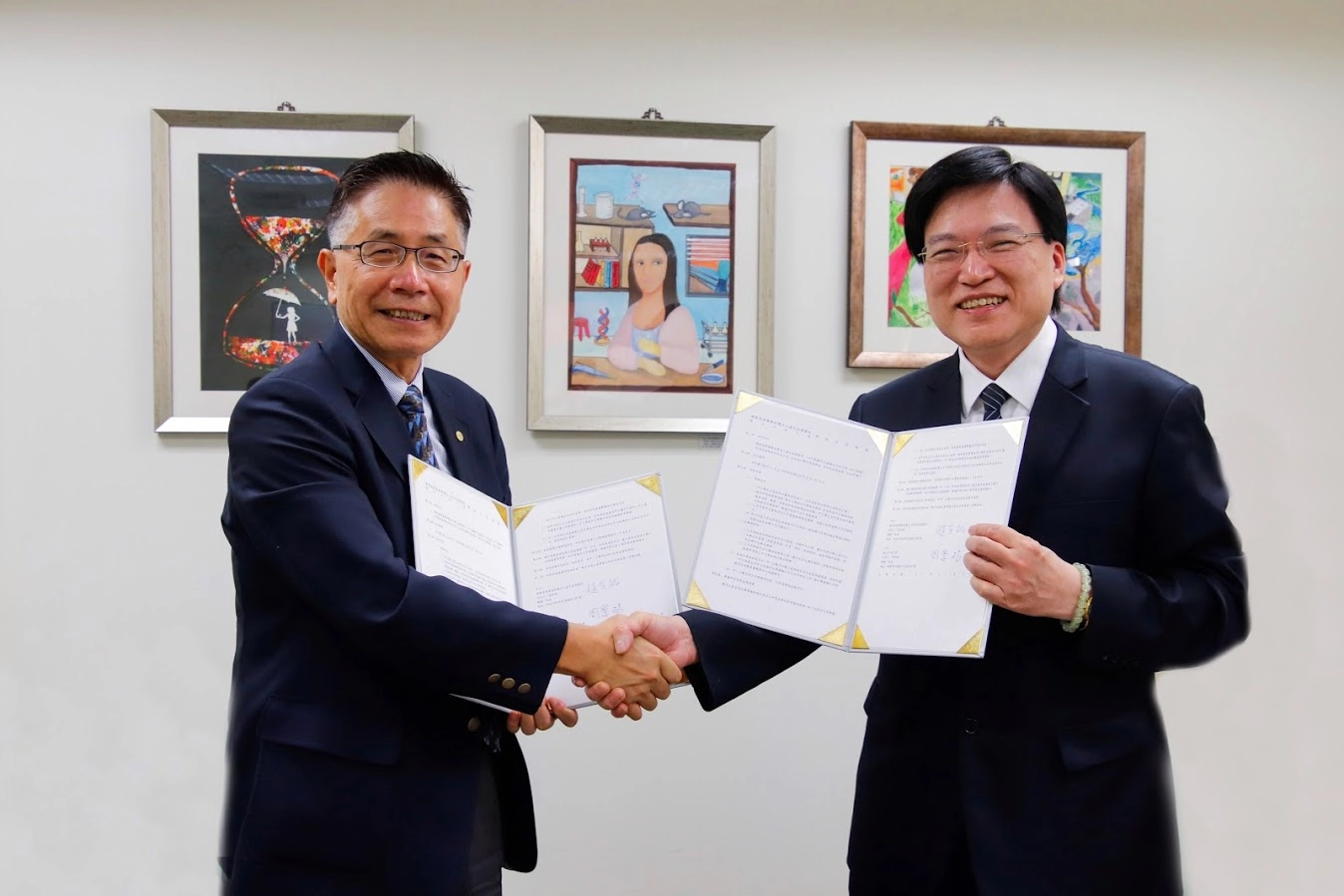 台北慈濟醫院趙有誠院長(右)與中央大學周景揚校長(左)簽署「學術合作協議書」。