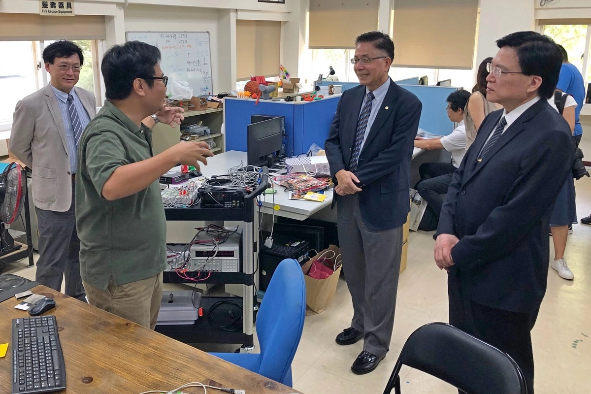 參訪中央大學生醫理工學院實驗室。