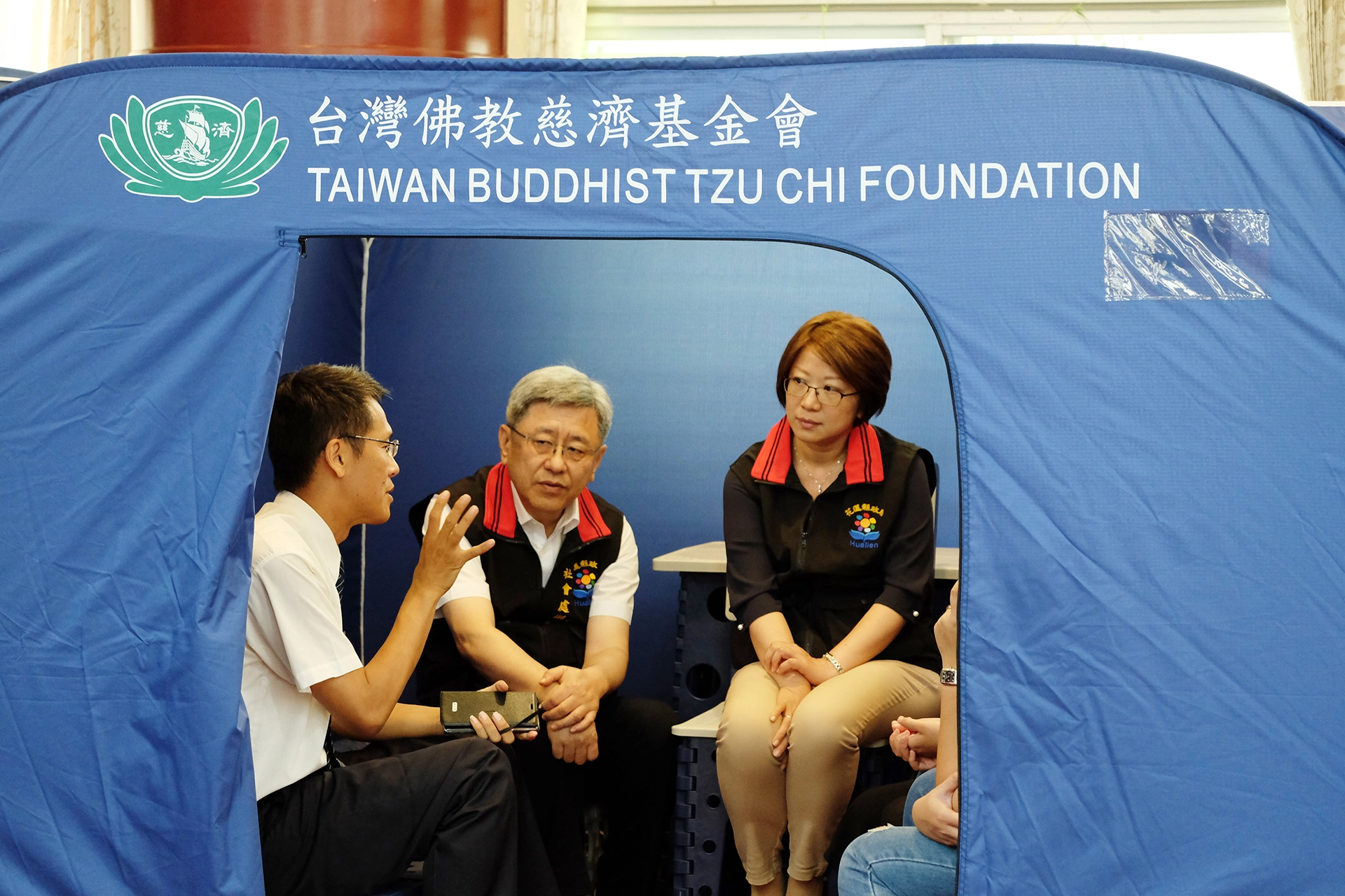 慈濟特別於現場展示防災與防疫商品，花蓮縣府主管也一同了解體驗。