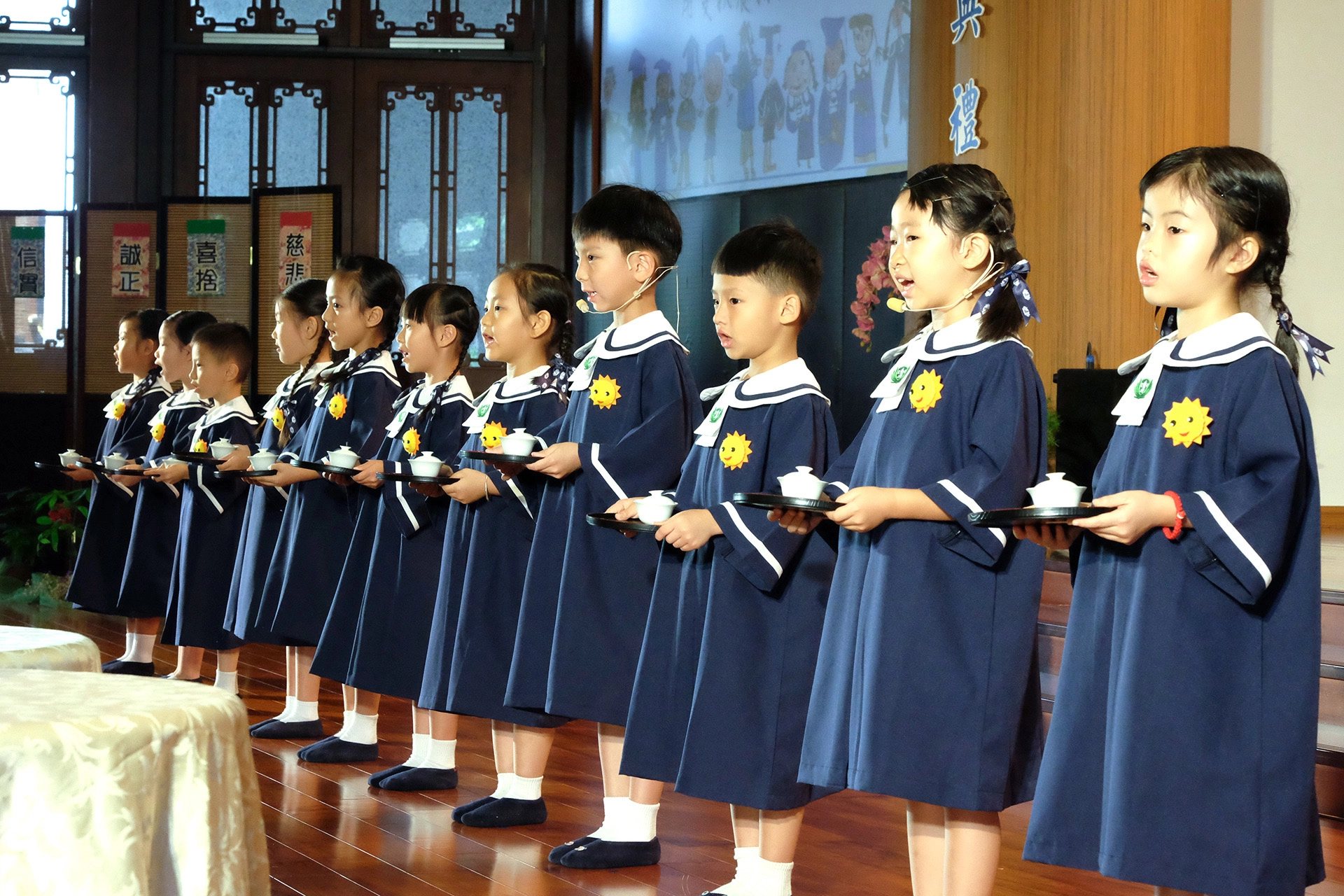 慈濟慈善基金會附設私立花蓮大愛幼兒園4日上午在同心圓集會所辦理第五屆畢業典禮，11位畢業生特別於會 場表達對父母的感恩，以奉茶謝恩情，場面溫馨感人。