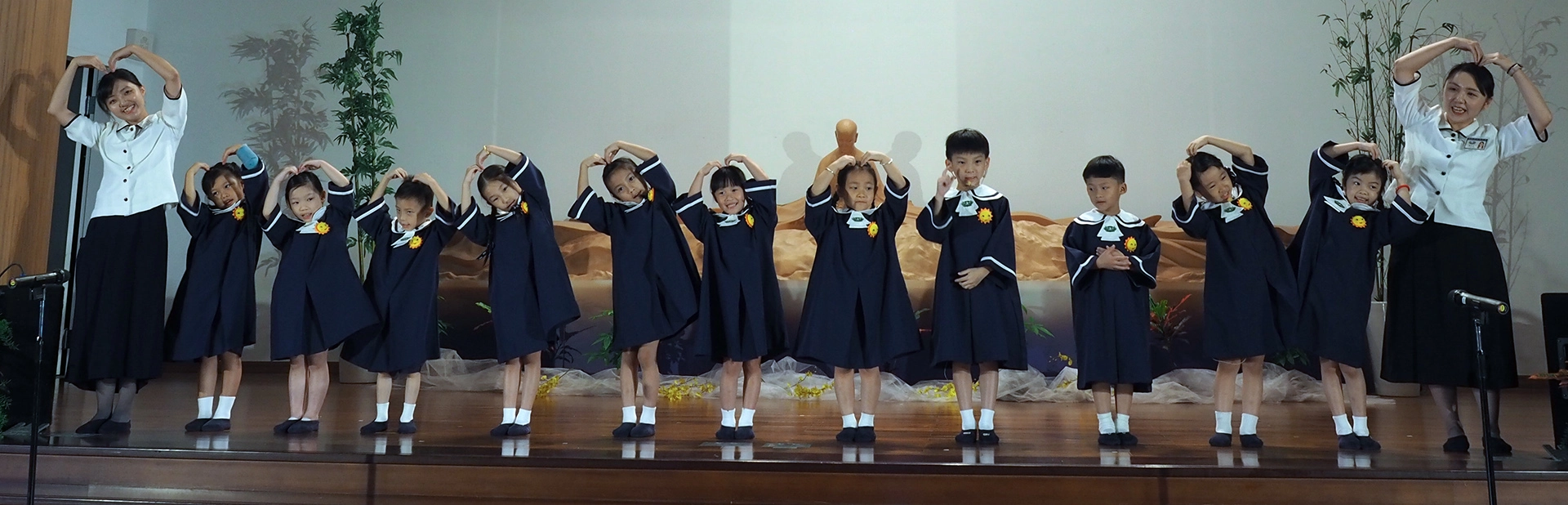 最後全體畢業生與師長、父母一同合影留念，揮別幼兒園，祝福邁入人生下一個階段。