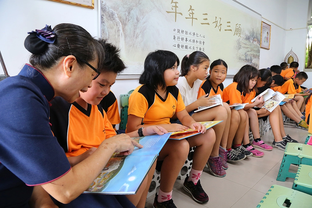 嘉義縣更寮國小與六腳國小，7月3日舉行靜思閱讀書軒揭牌啟用，讓學校的師生閱讀，更安心、更專注的閱讀，對學校與學生有正向的力量，點亮嘉義孩子的未來。