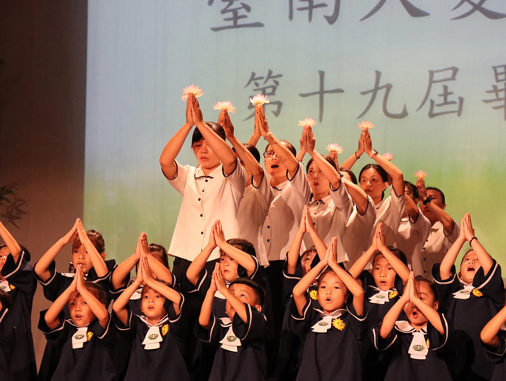 2020年7月4日，慈濟臺南幼兒園於臺南靜思堂舉辦第十九屆畢業典禮，在師生、家長、貴賓見證下，共同感受這場充滿慈濟人文溫馨的感恩時刻與喜悅。