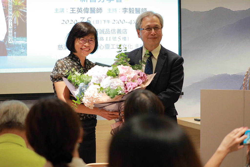 國民健康署副署長賈淑麗（左）感恩署長王英偉（右）帶給國健署許多新觀念與做法，「沒有一個長官會用四年的時間保護你去思考、成長，而他讓我們啟動潘朵拉的盒子去改變，讓我們可以重新翻轉。這麼難得的署長，我們沒有要放他走。」