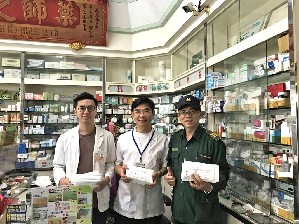 嘉義郵務士疫情期間投入運送口罩、酒精作業。