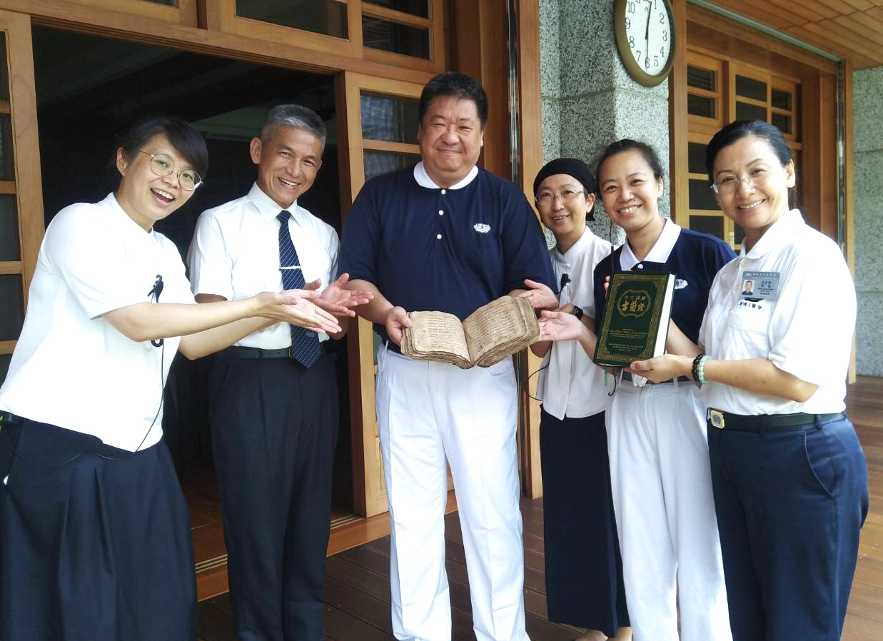 具穆斯林身份的土耳其台籍慈濟人胡光中，親送一本有五百年歷史的手抄本古蘭經給證嚴法師，證嚴法師回贈胡光中師兄無量義經，期使這位證嚴法師的穆斯林信徒持續執行不分宗教的大愛精神。