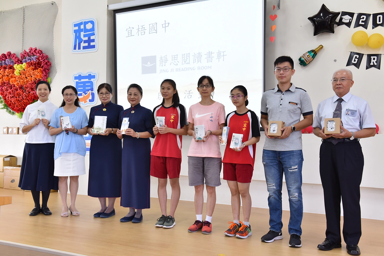 慈濟志工致贈《靜思語》給校方，由校長及學生們代表接受。