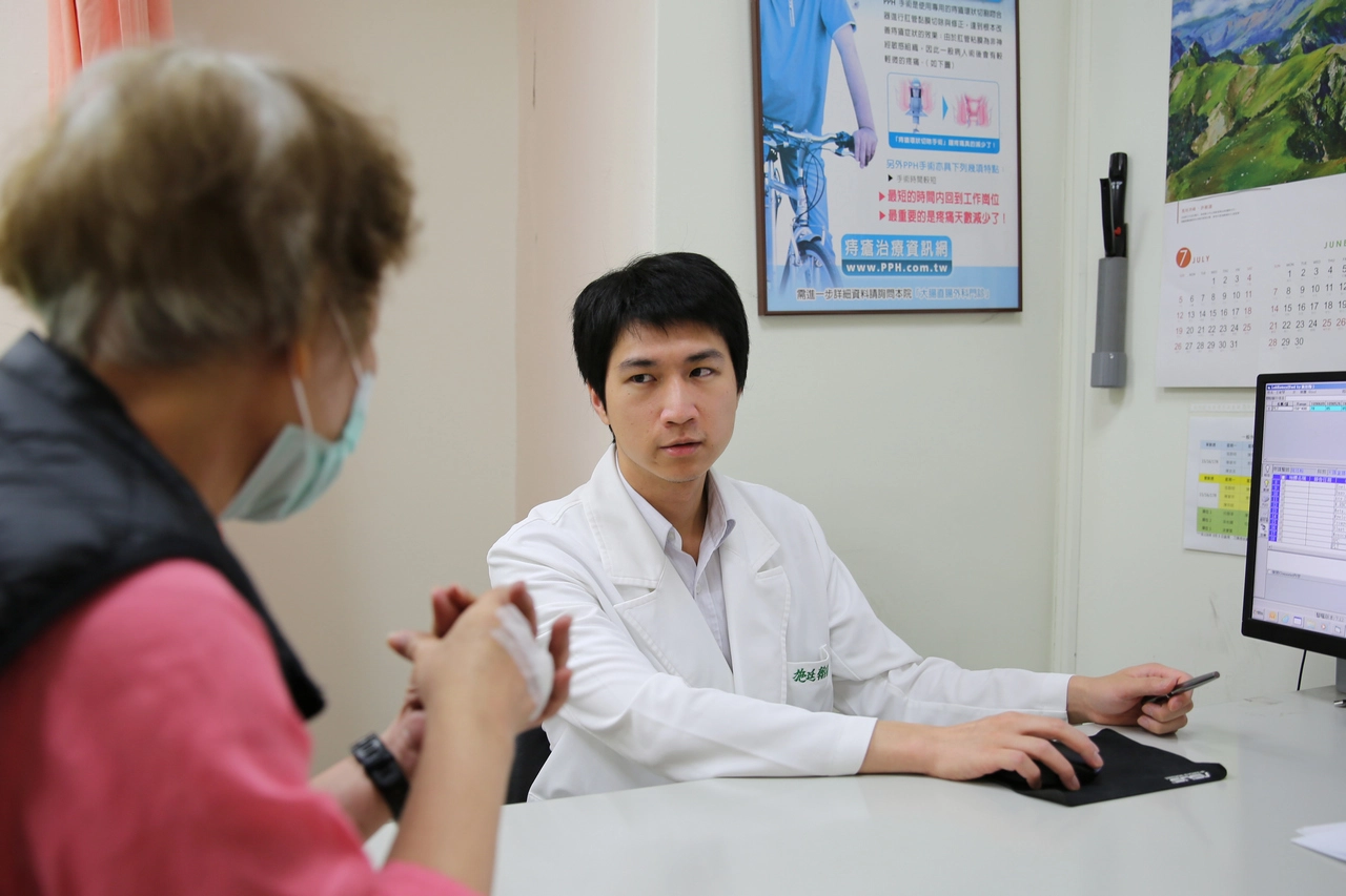 大腸直腸外科施廷翰醫師為病人看診