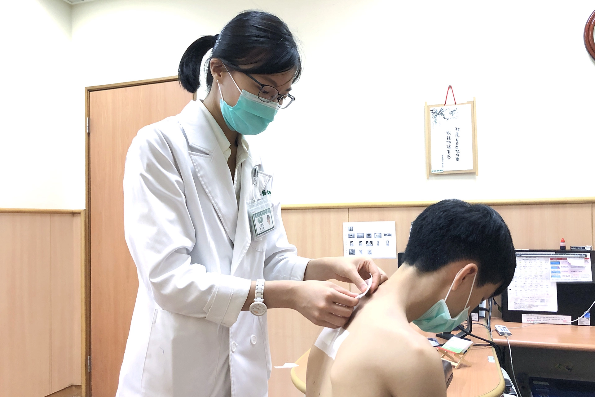 廖宇晨醫師進行三伏貼穴位療法。