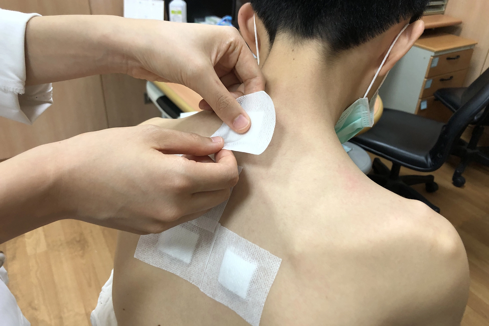 貼敷合宜的穴位，熱性中藥經由皮膚、肌肉深入經絡到達病處。